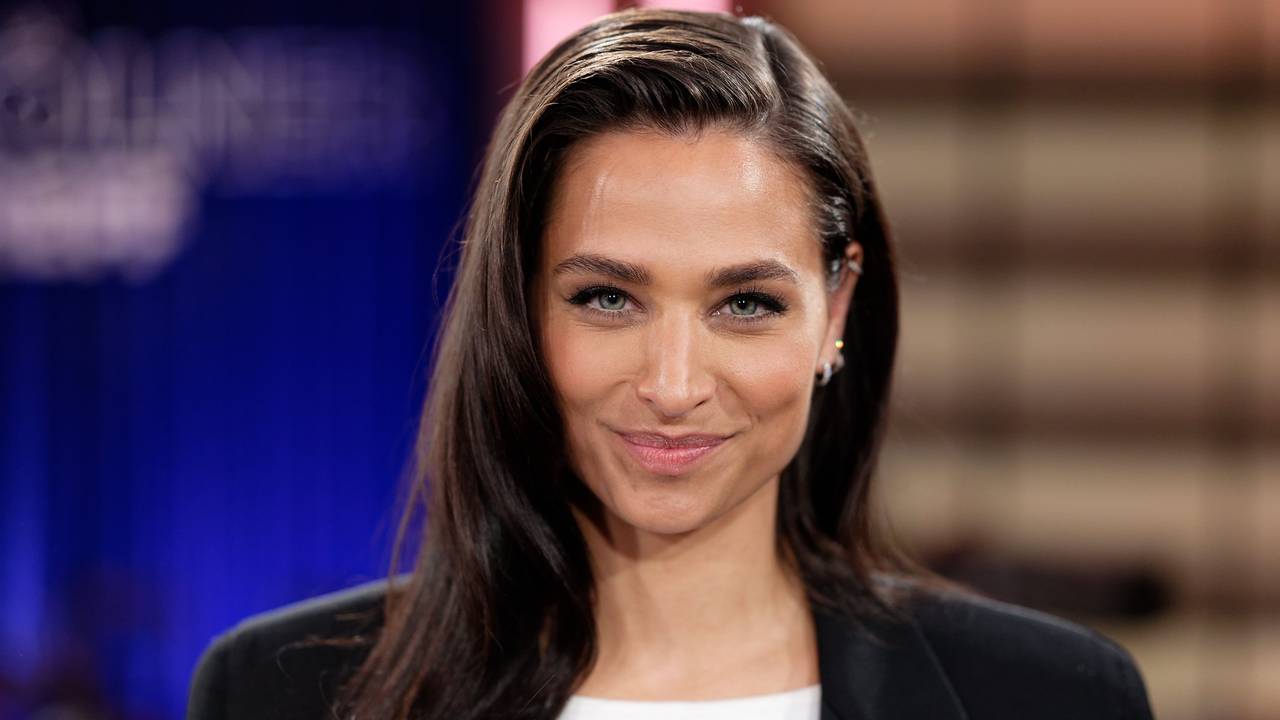 Amira Pocher, Moderatorin, steht nach der Aufzeichnung der WDR-Talkshow „Kölner Treff“ im Studio.