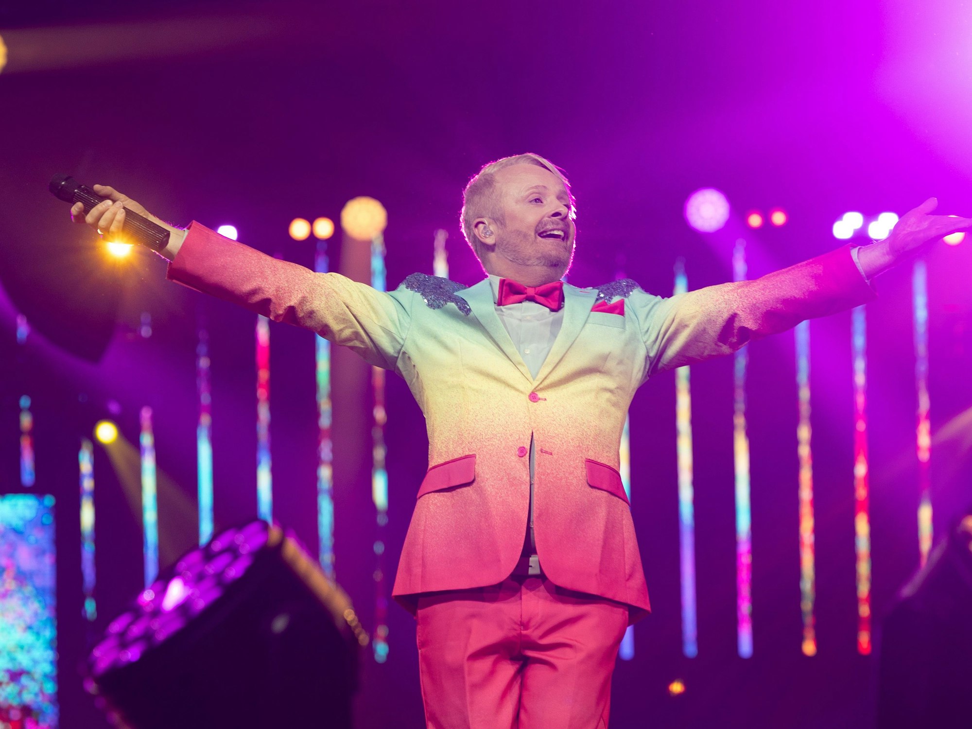 Ross Antony begrüßt zum Tourauftakt „Das große Schlagerfest. XXL“ in der WT Energiesysteme Arena Riesa die 5000 Schlagerfans mit dem Song Amarillo, hier im März 2024 in Riesa.