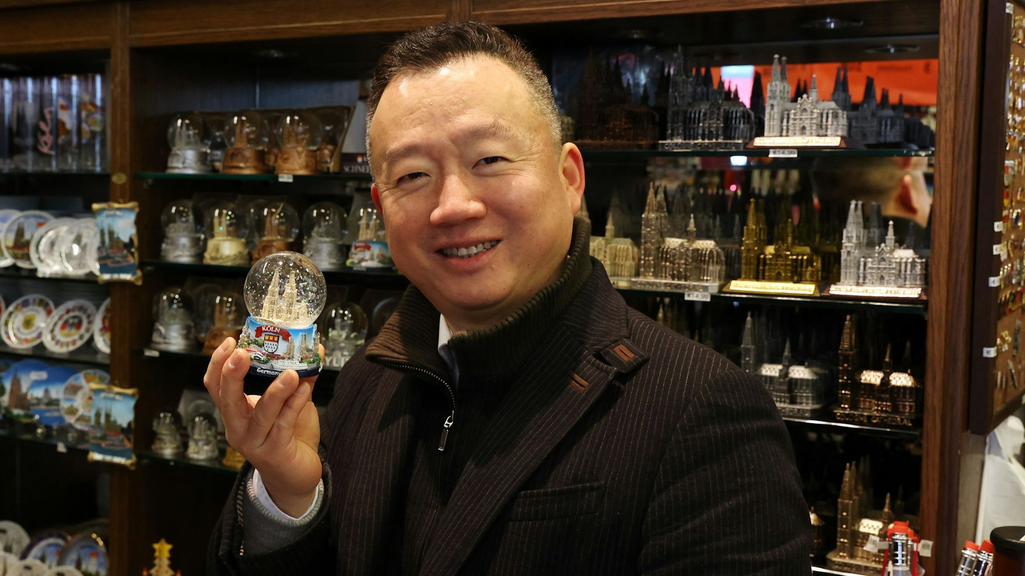 Der kölscheste Chinese, Tielin Fan, in seinem Souvenirladen am Kölner Dom.