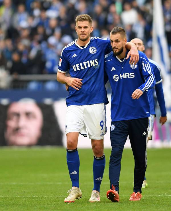Simon Terodde und Dominick Drexler Arm in Arm auf dem Platz.