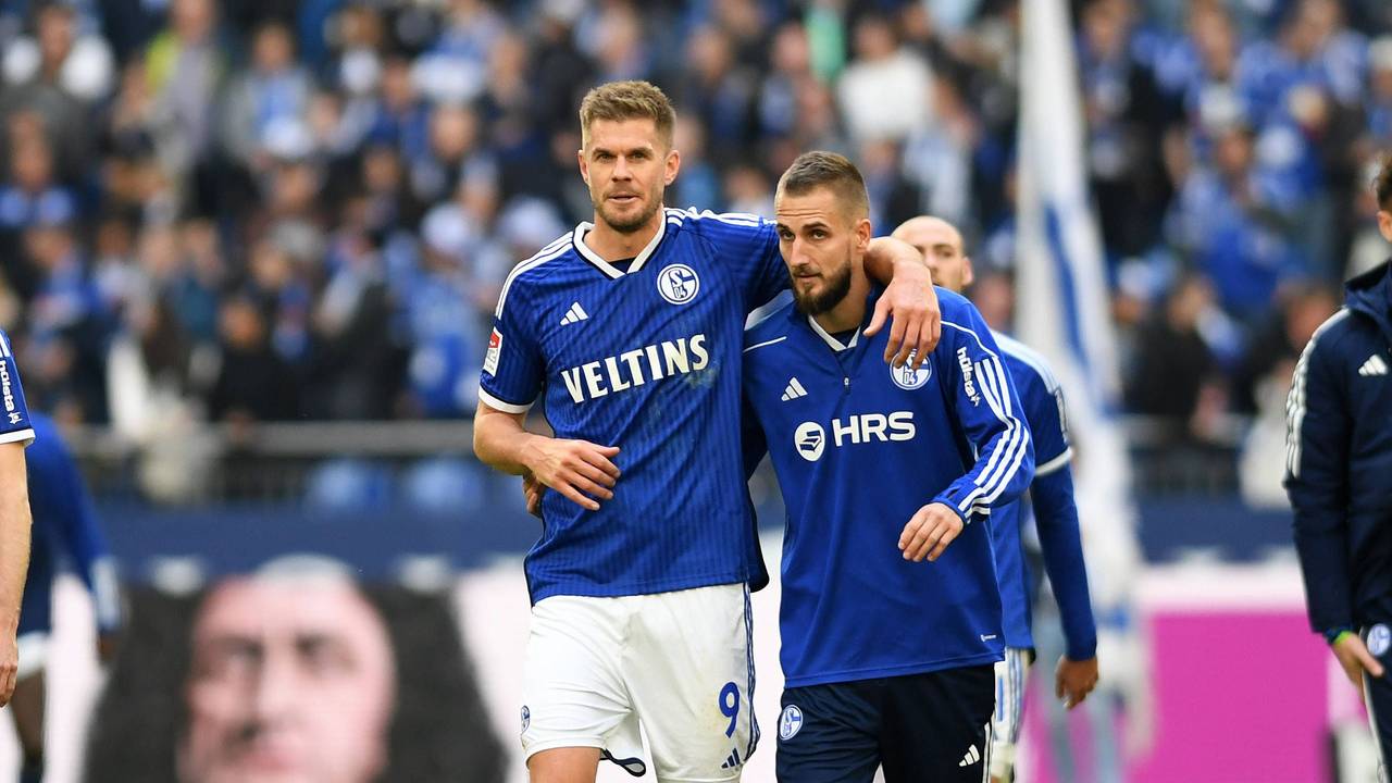 Simon Terodde und Dominick Drexler Arm in Arm auf dem Platz.
