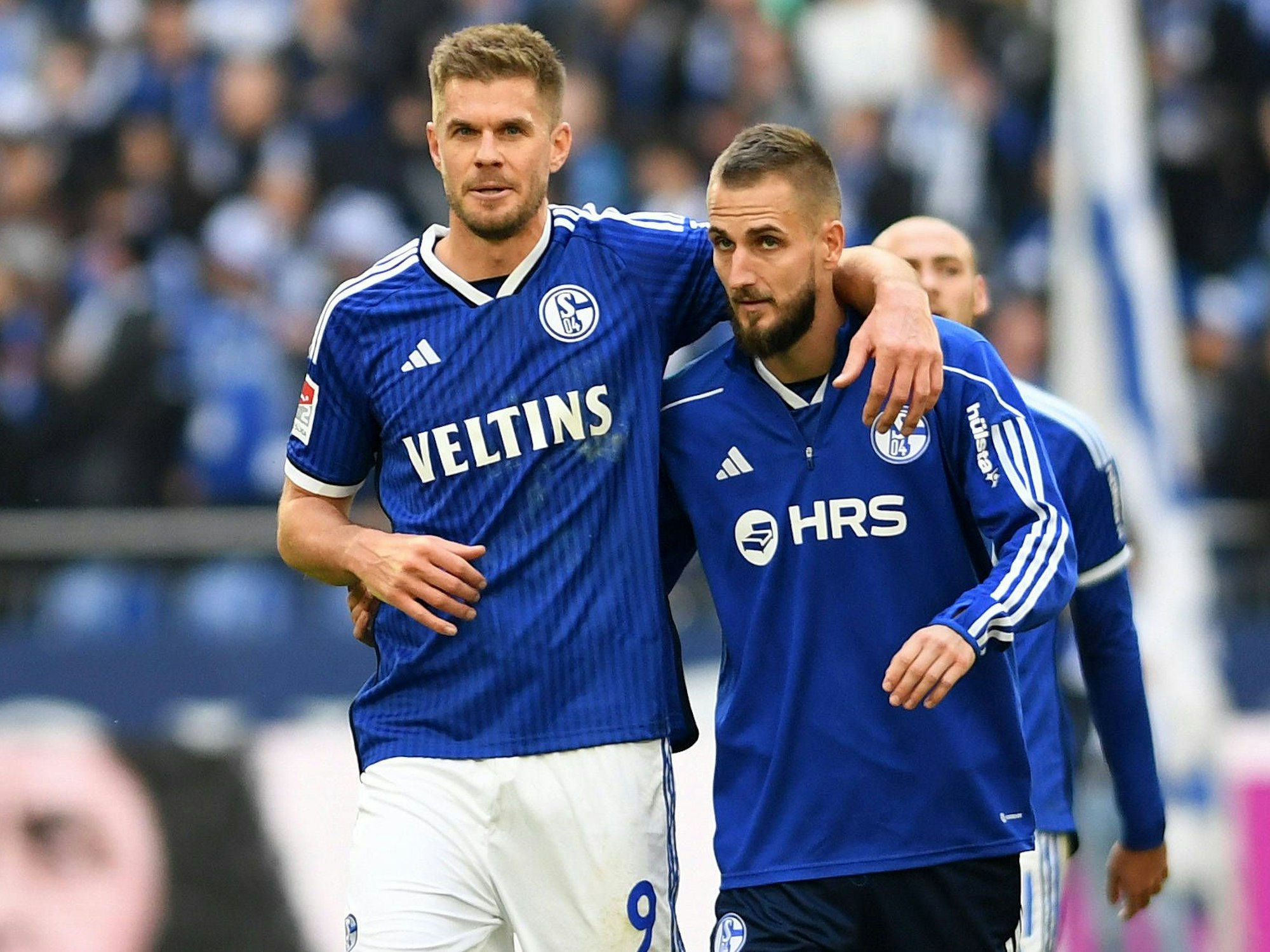 Simon Terodde und Dominick Drexler Arm in Arm auf dem Platz.