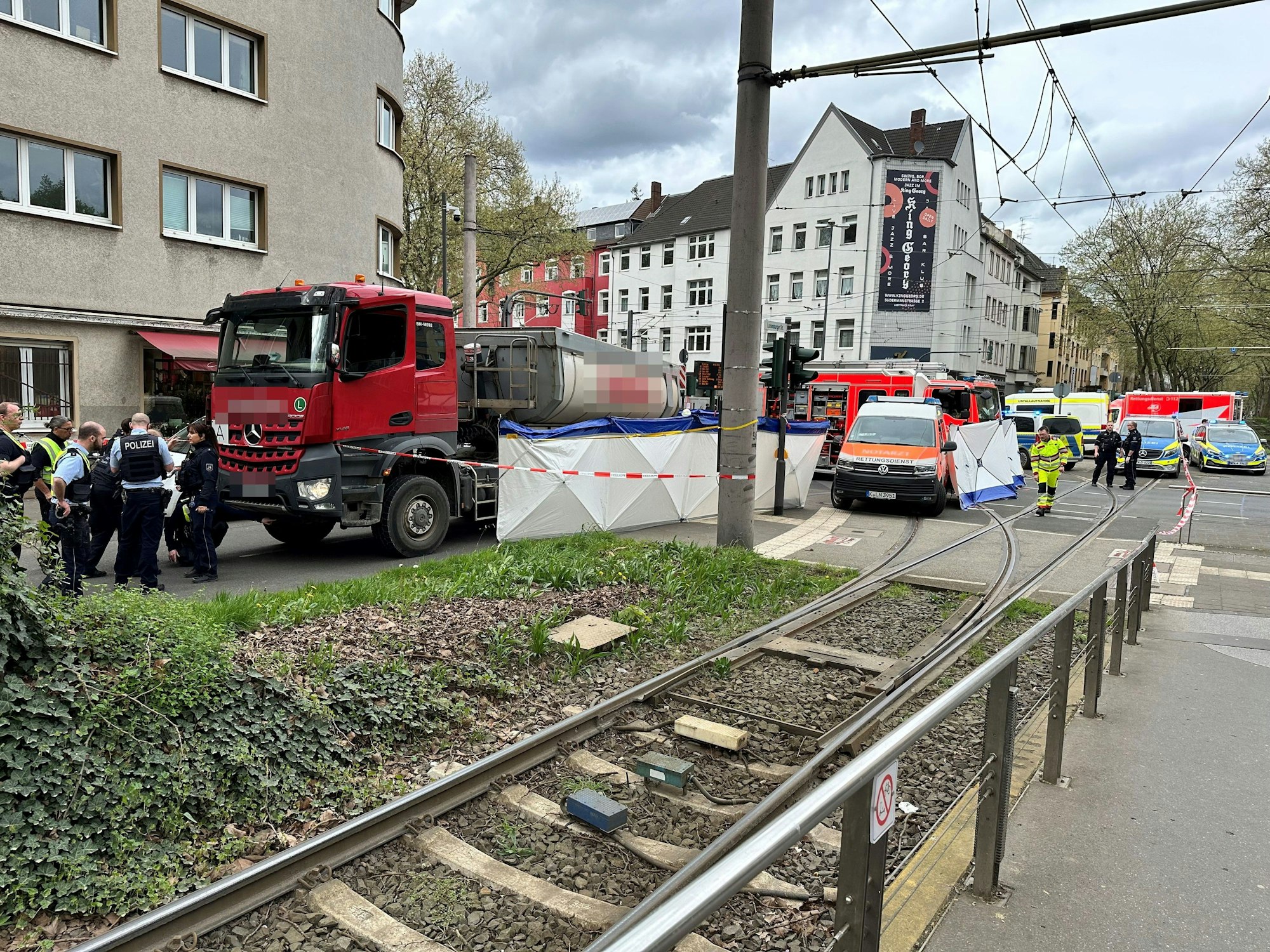 Ein Lkw steht auf der Straße am Unfallort.