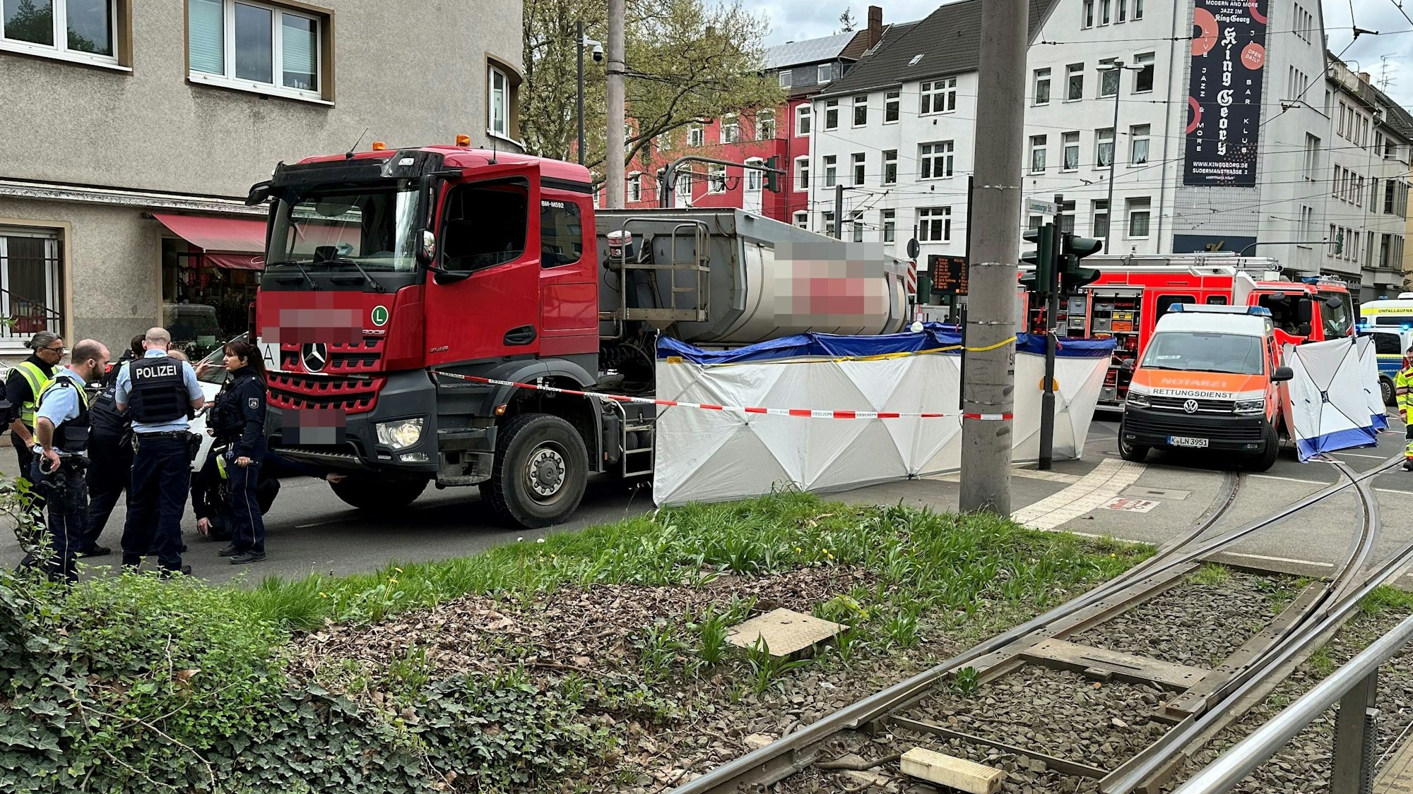 Ein Lkw steht auf der Straße am Unfallort.