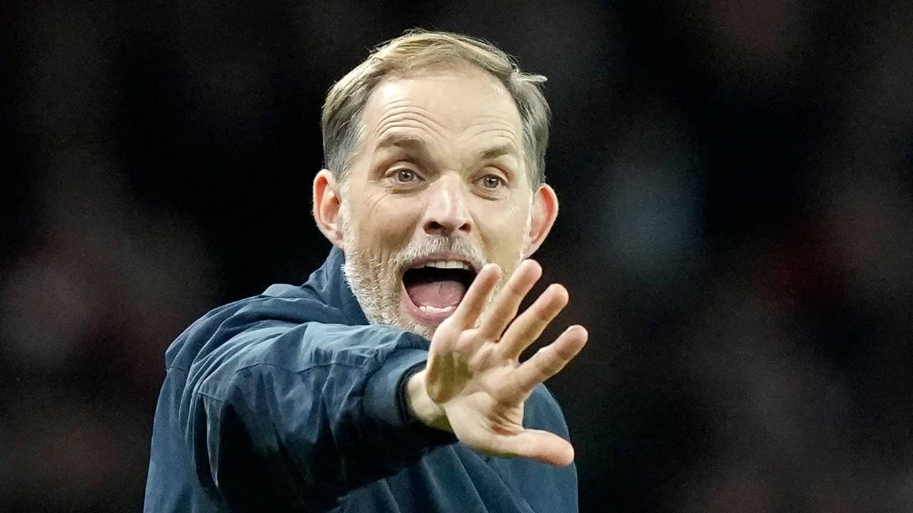 Thomas Tuchel gestikuliert beim Spiel der Bayern gegen Arsenal in London.