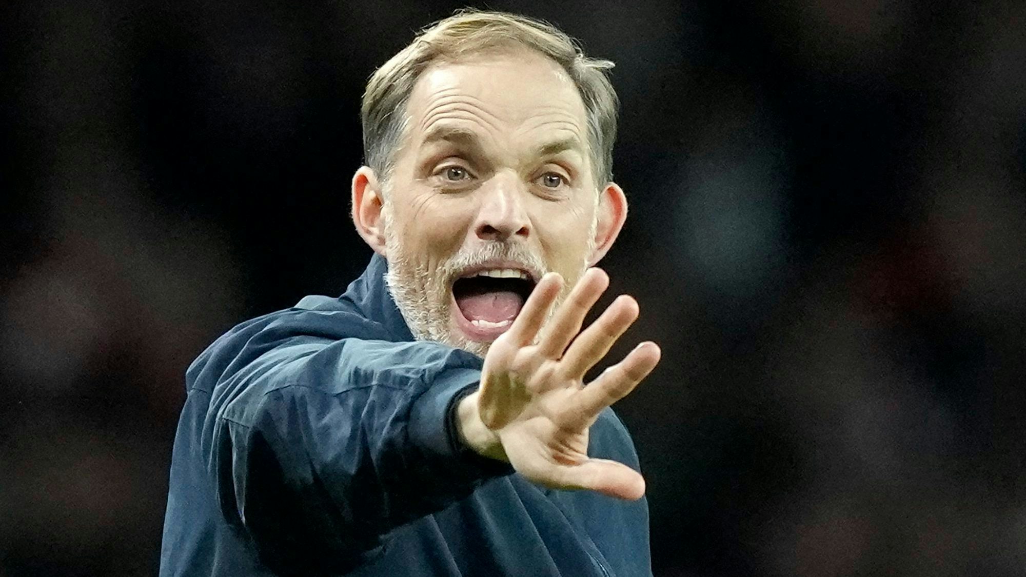 Thomas Tuchel gestikuliert beim Spiel der Bayern gegen Arsenal in London.