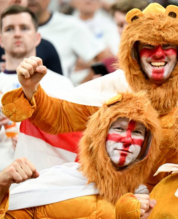 Drei England-Fans in Löwen-Kostümen bei der WM in Katar.