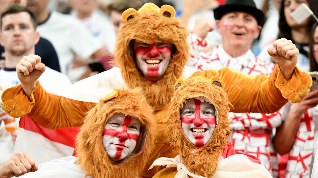 Drei England-Fans in Löwen-Kostümen bei der WM in Katar.
