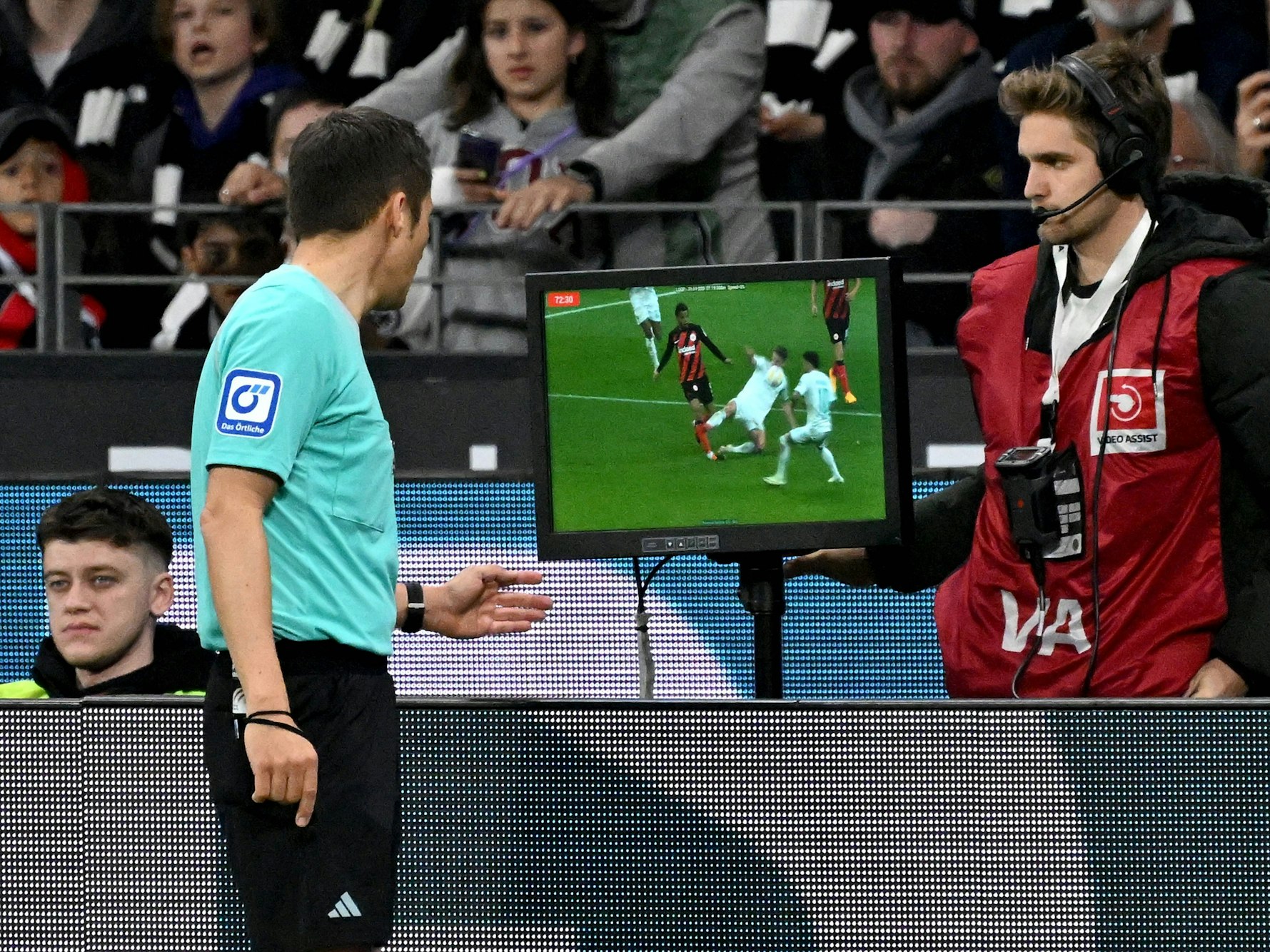 Schiedsrichter Robert Hartmann schaut sich eine Szene am VAR-Bildschirm an