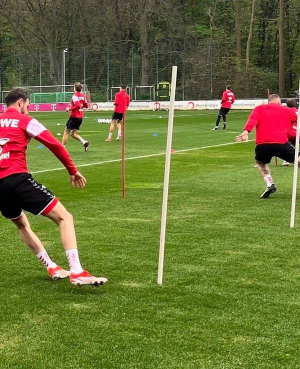Mark Uth (l.) nahm am Dienstag (9. April 2024) zumindest in Teilen wieder am Mannschaftstraining des 1. FC Köln teil.