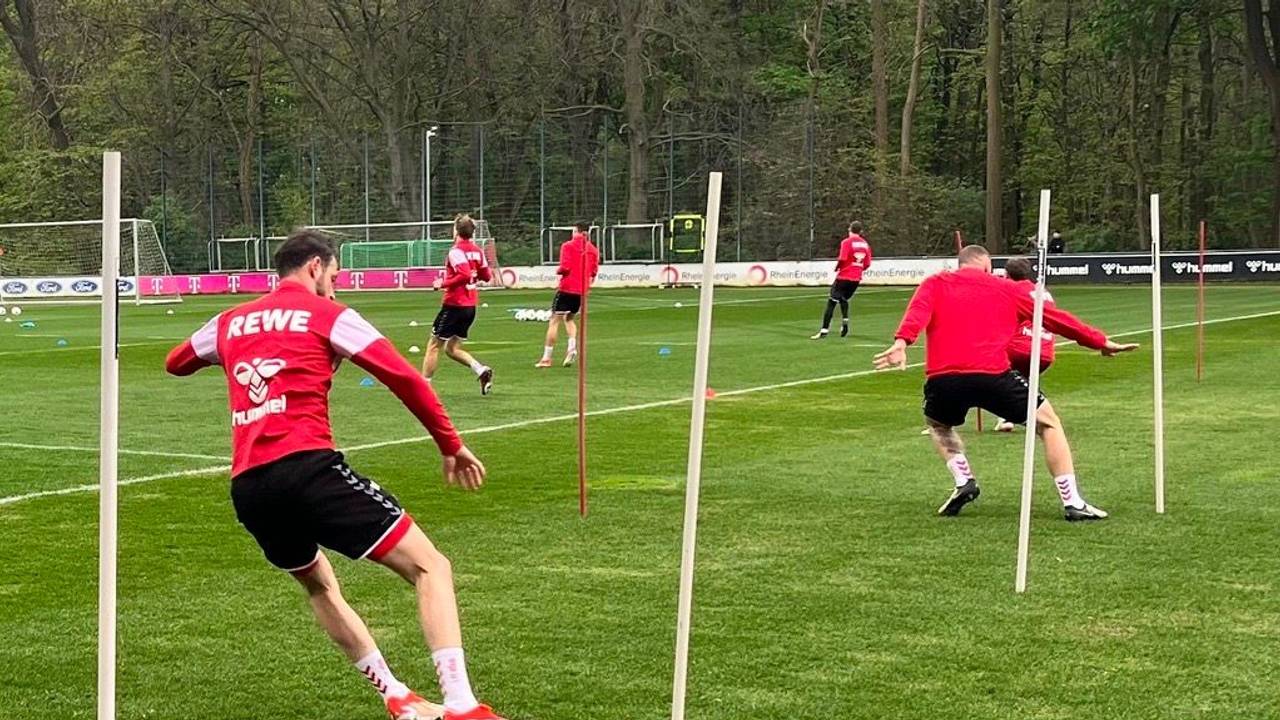Mark Uth (l.) nahm am Dienstag (9. April 2024) zumindest in Teilen wieder am Mannschaftstraining des 1. FC Köln teil.