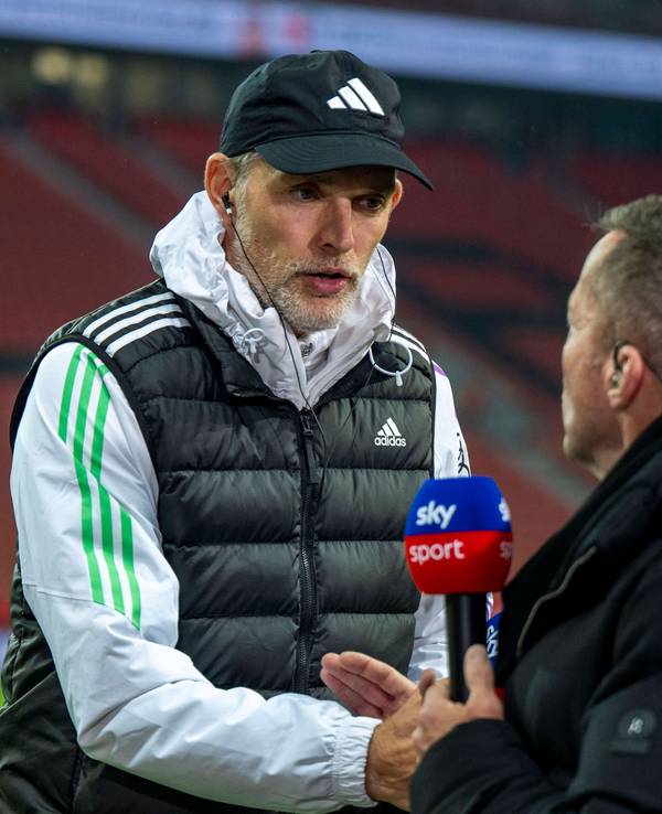 Thomas Tuchel (FC Bayern) schüttelt Lothar Matthäus nach dem Spiel gegen Bayer Leverkusen am 10. Februar 2024 die Hand.