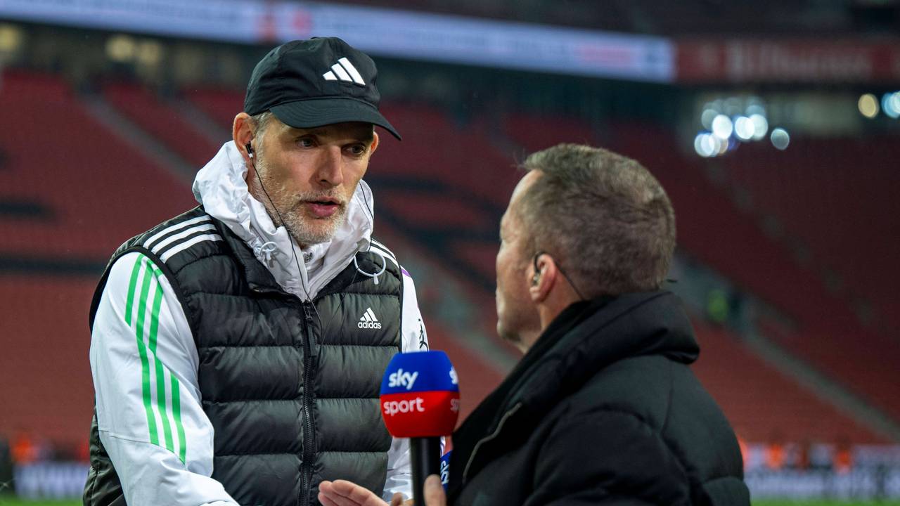 Thomas Tuchel (FC Bayern) schüttelt Lothar Matthäus nach dem Spiel gegen Bayer Leverkusen am 10. Februar 2024 die Hand.