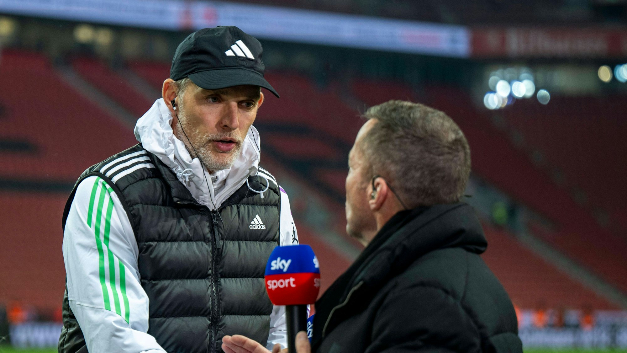 Thomas Tuchel (FC Bayern) schüttelt Lothar Matthäus nach dem Spiel gegen Bayer Leverkusen am 10. Februar 2024 die Hand.