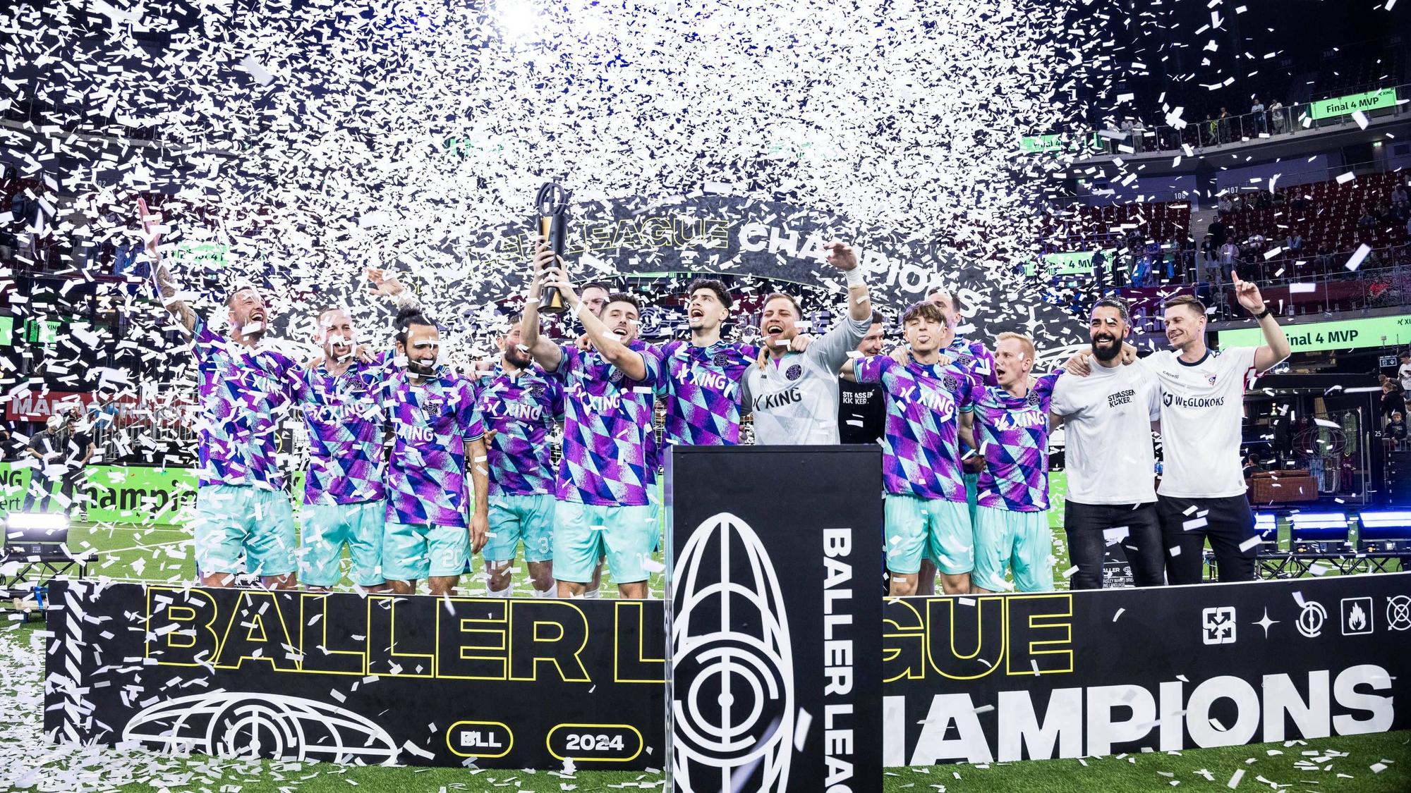 Glückliche Sieger von Streets United im Konfetti-Regen.