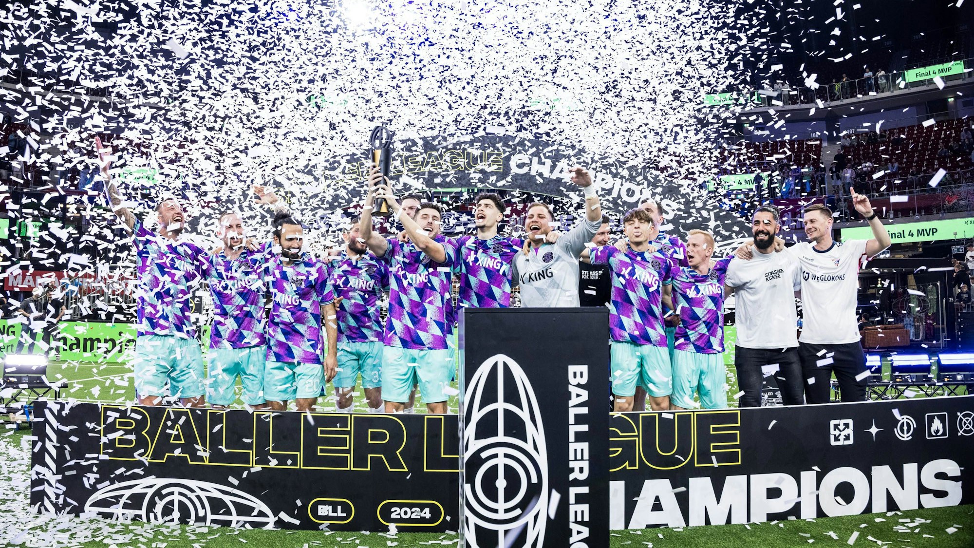 Glückliche Sieger von Streets United im Konfetti-Regen.