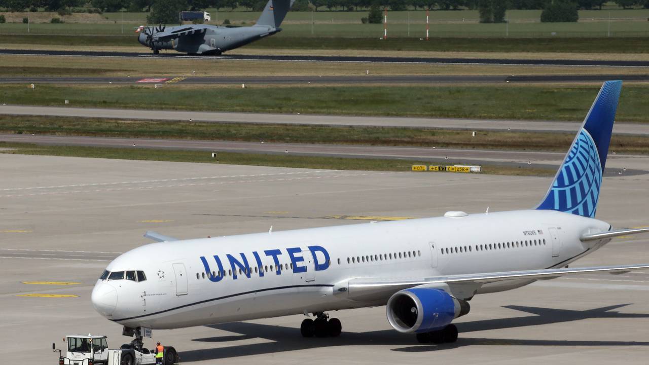 Ein Flugzeug vom Typ Boeing 767-424(ER) der US-amerikanischen Fluggesellschaft United Airlines