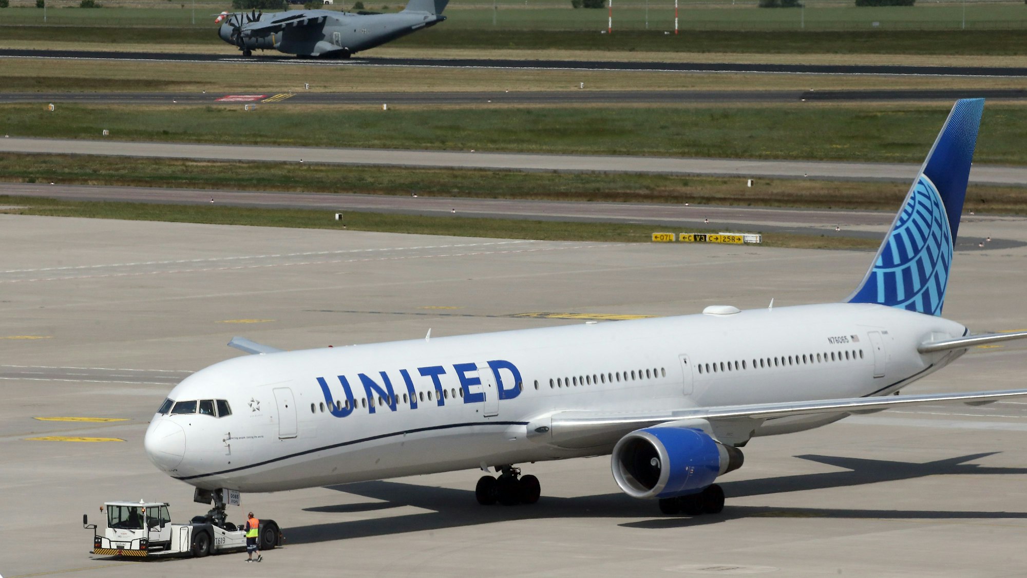 Ein Flugzeug vom Typ Boeing 767-424(ER) der US-amerikanischen Fluggesellschaft United Airlines
