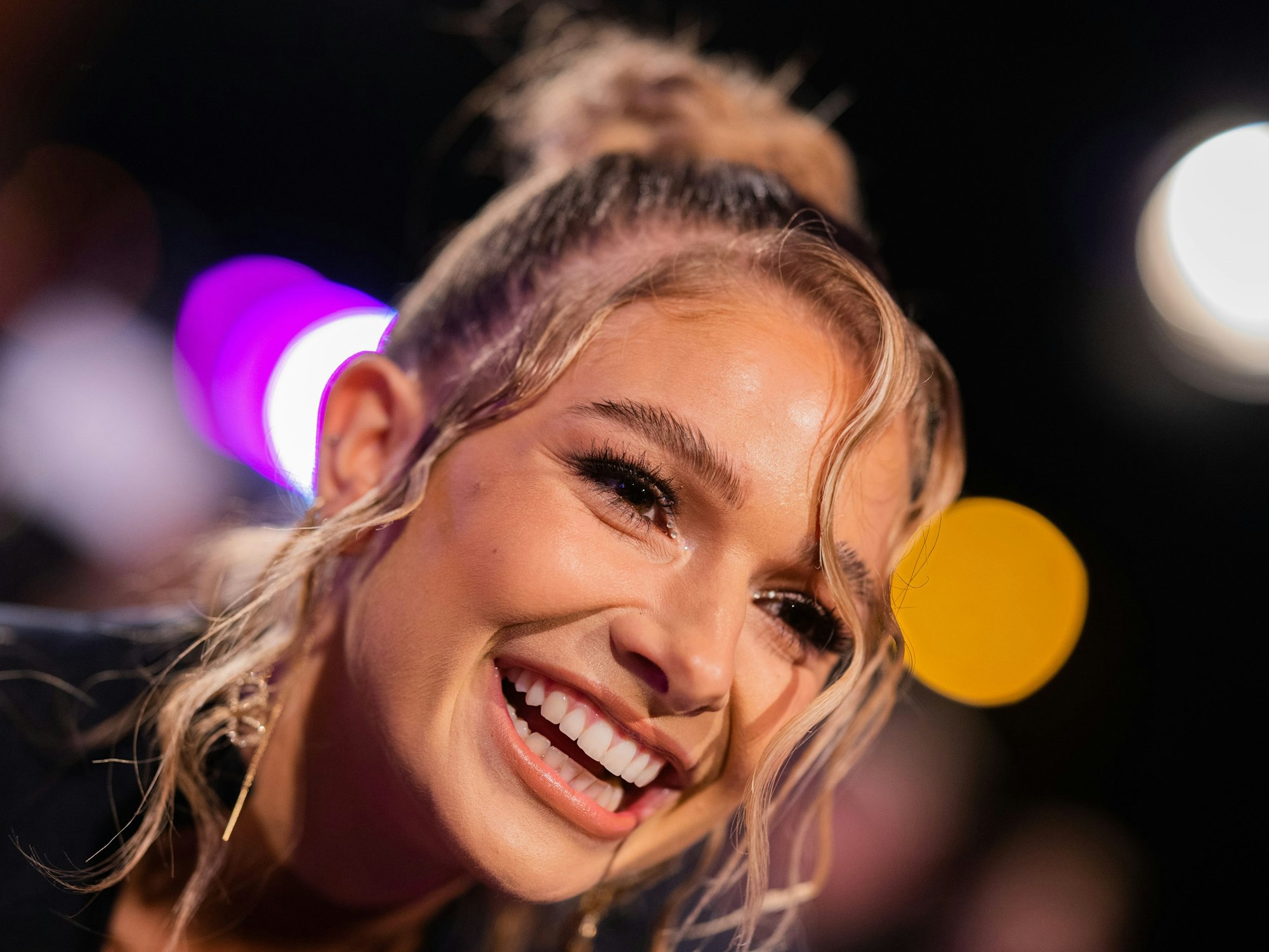 Lola Weippert, Moderatorin, kommt über den roten Teppich zur Verleihung der 1Live Krone in der Jahrhunderthalle, hier im Dezember 2022 in Bochum.