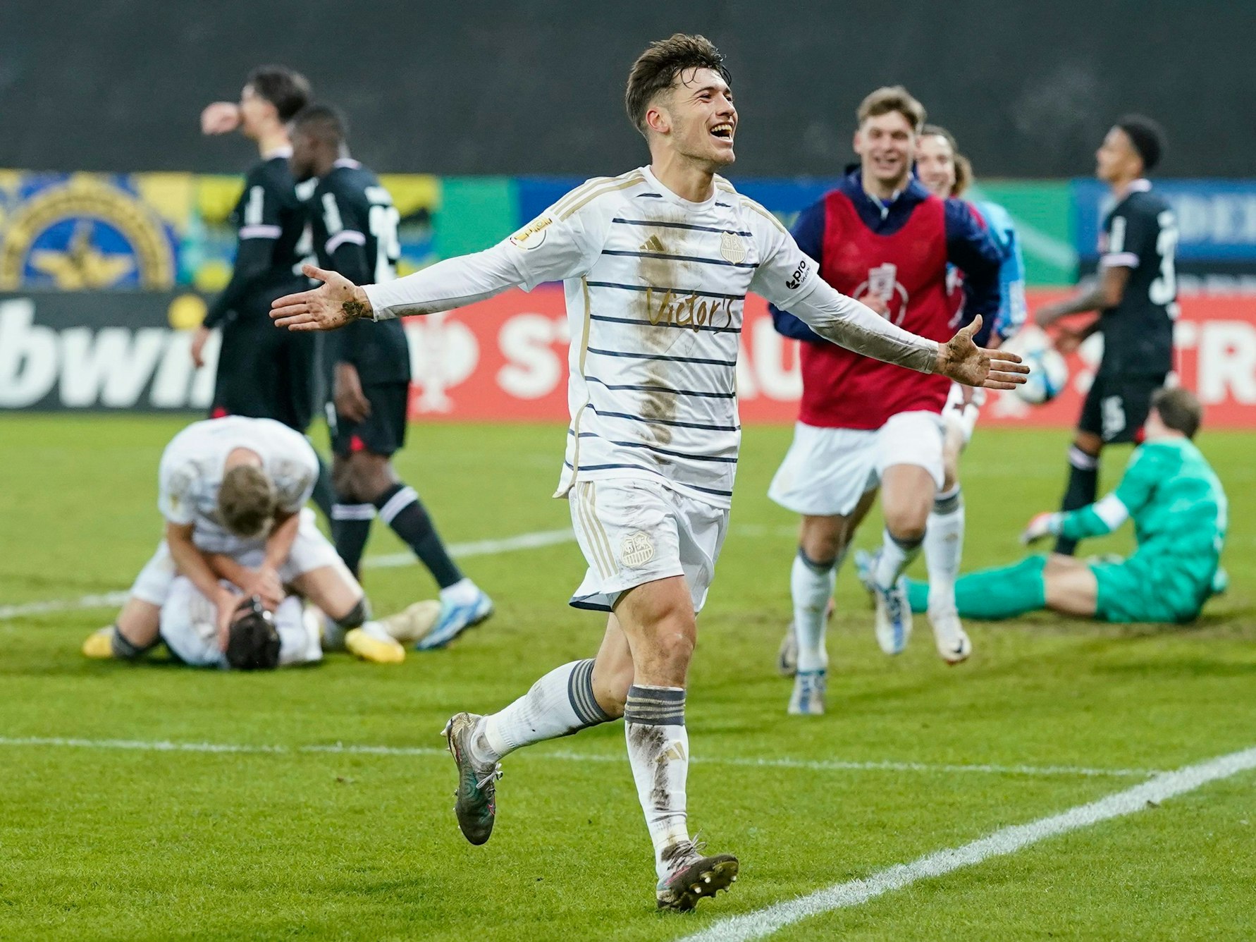Saarbrückens Torschütze Luca Kerber (M) jubelt über das Tor zum 2:0. Kerber verlässt den 1. FC Saarbrücken am Saisonende.