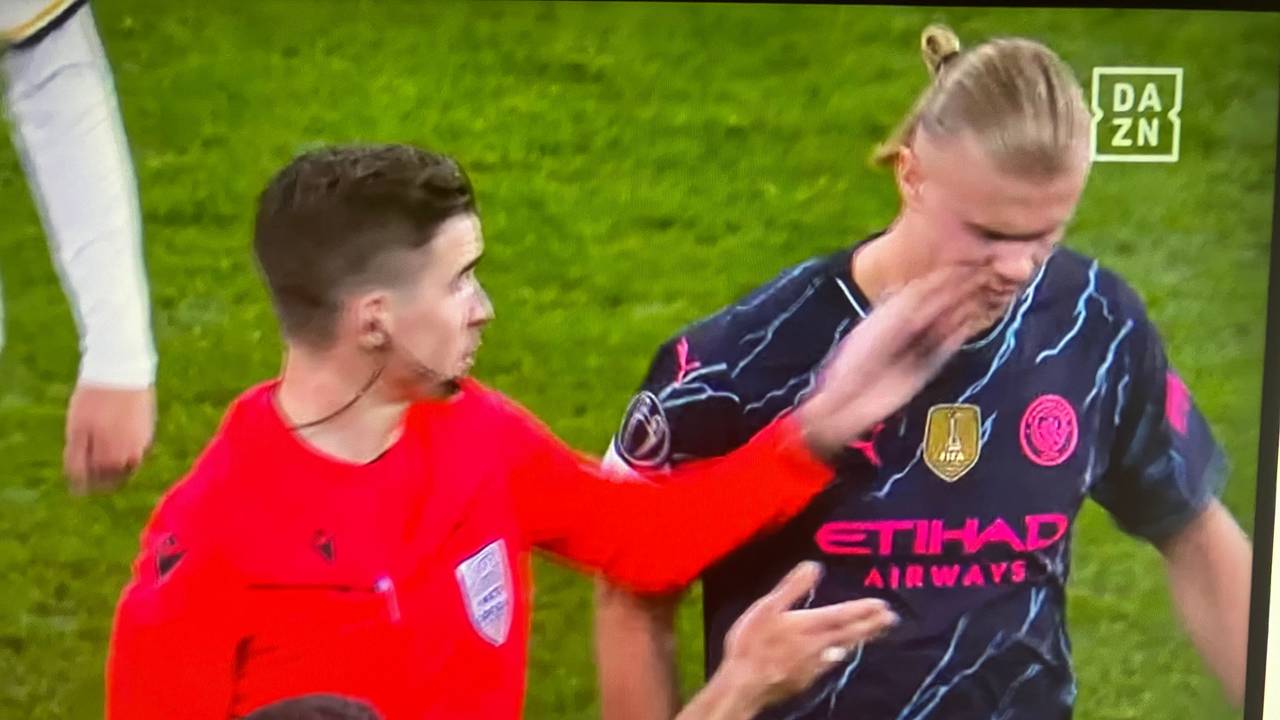 Erling Haaland bekommt eine Ohrfeige vom Schiedsrichter.