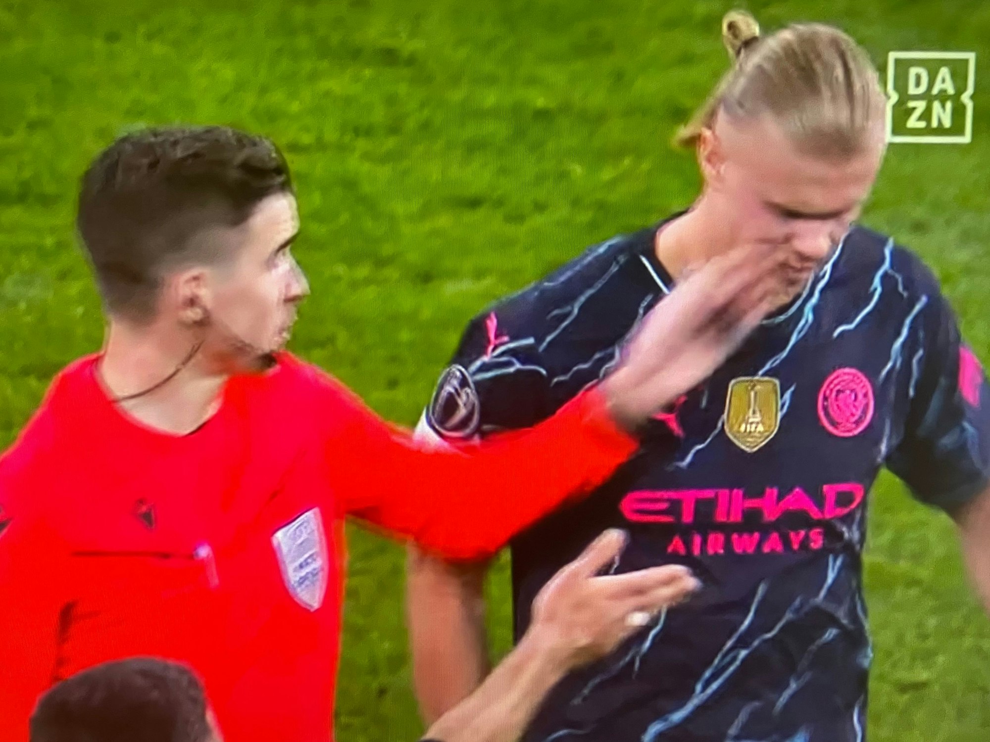 Erling Haaland bekommt eine Ohrfeige vom Schiedsrichter.