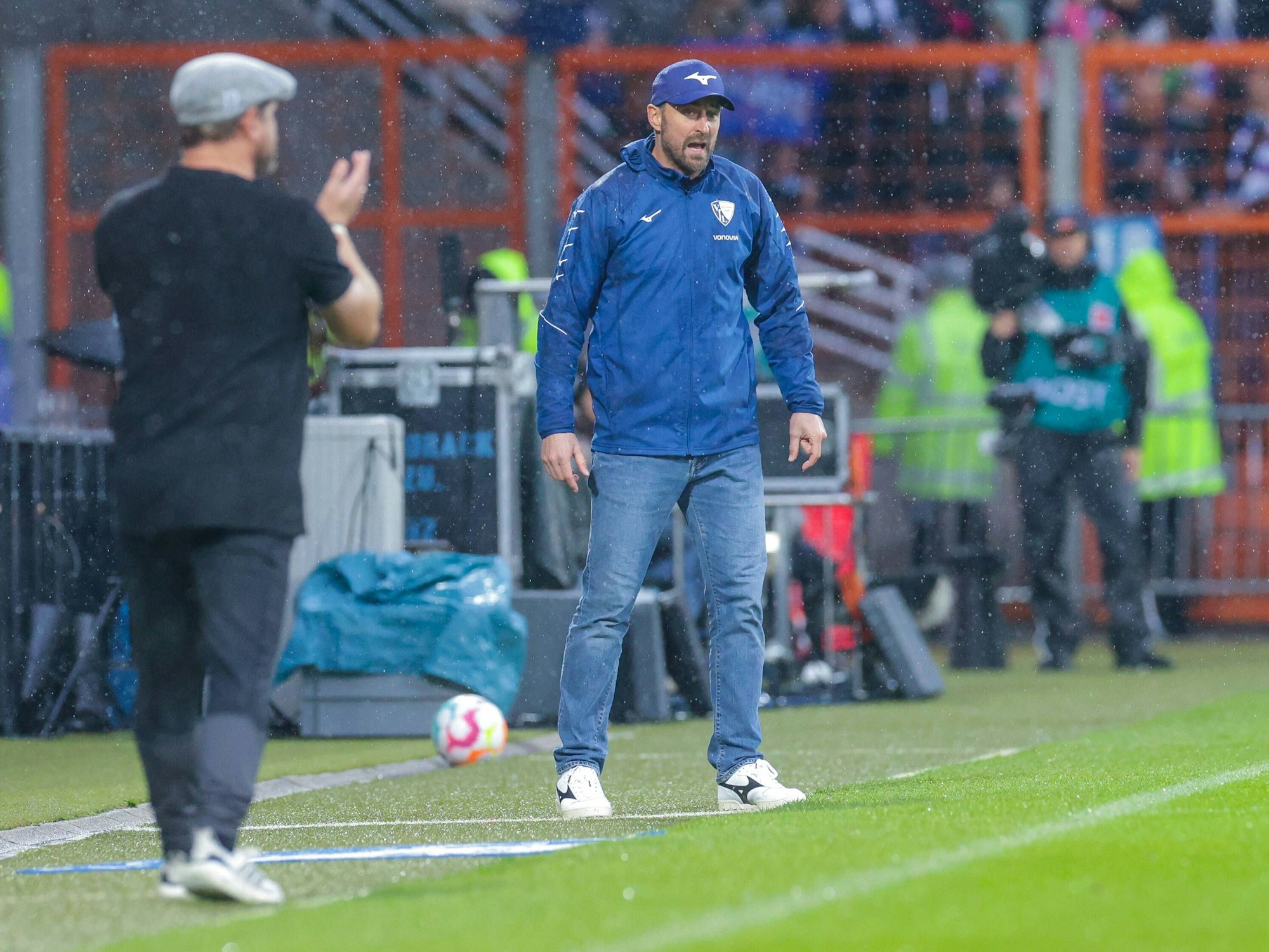 Heiko Butscher am Seitenrand gegen den 1. FC Köln.