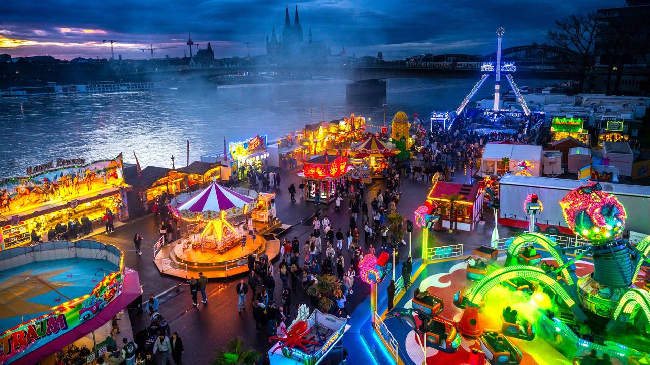Die Deutzer Kirmes leuchtet in der Abenddämmerung