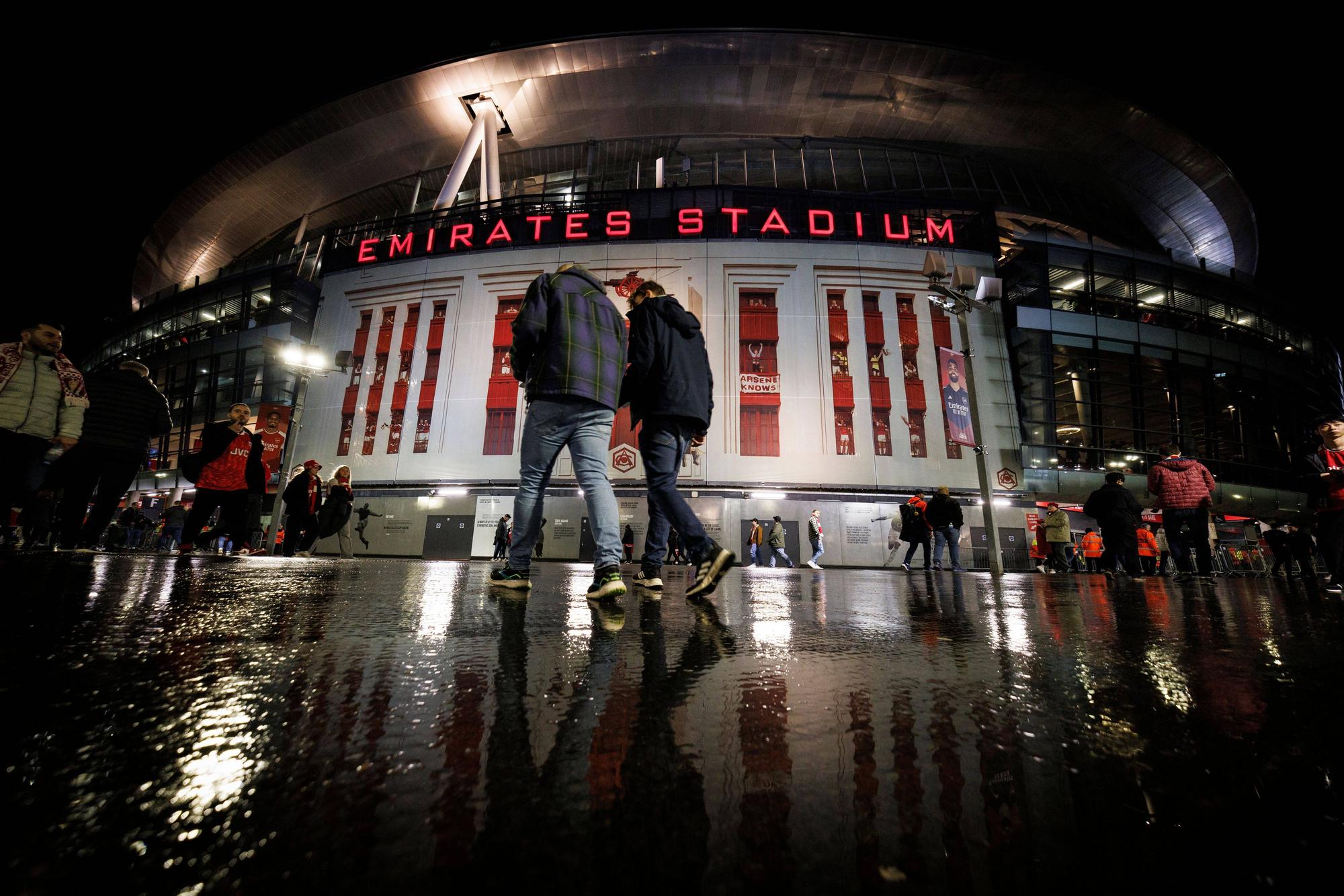 Fans, die vor dem Emirates Stadium vom FC Arsenal entlanggehen.
