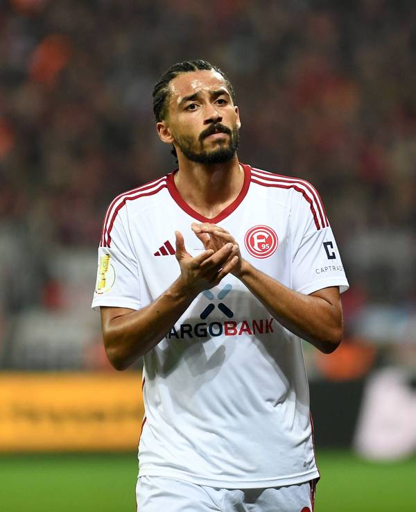 Fortuna Düsseldorfs Emmanuel Iyoha applaudiert den Fans nach dem Pokal-Halbfinalspiel bei Bayer Leverkusen.