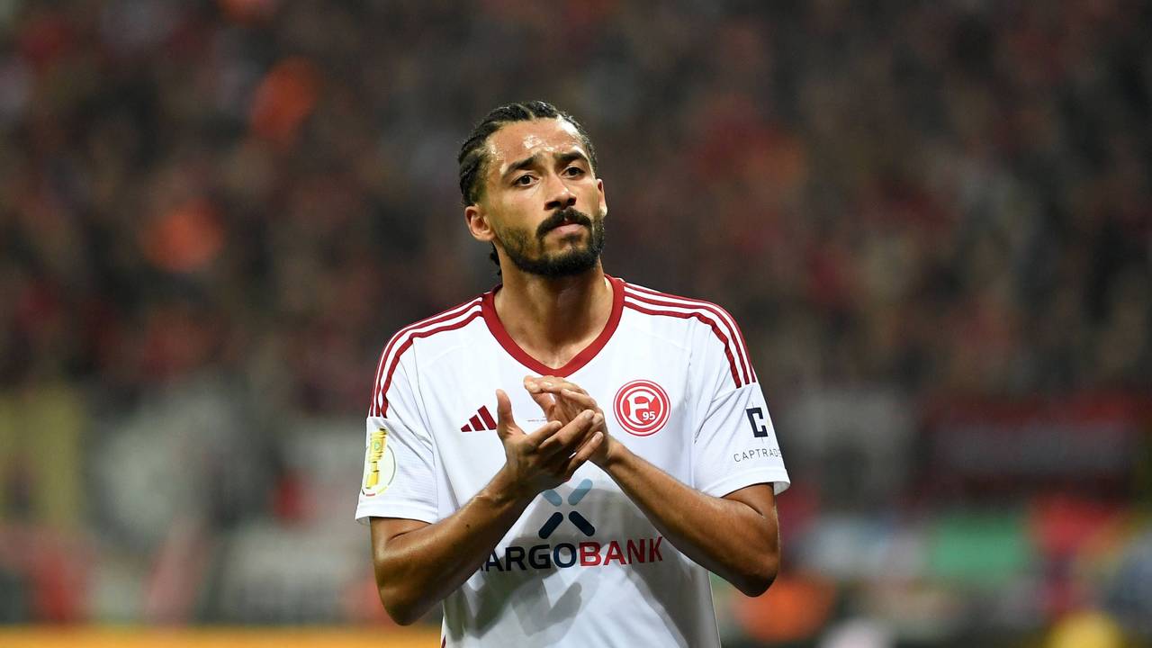 Fortuna Düsseldorfs Emmanuel Iyoha applaudiert den Fans nach dem Pokal-Halbfinalspiel bei Bayer Leverkusen.