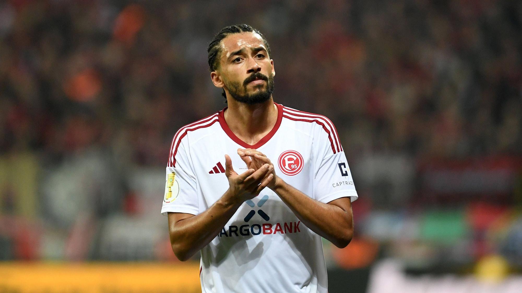 Fortuna Düsseldorfs Emmanuel Iyoha applaudiert den Fans nach dem Pokal-Halbfinalspiel bei Bayer Leverkusen.