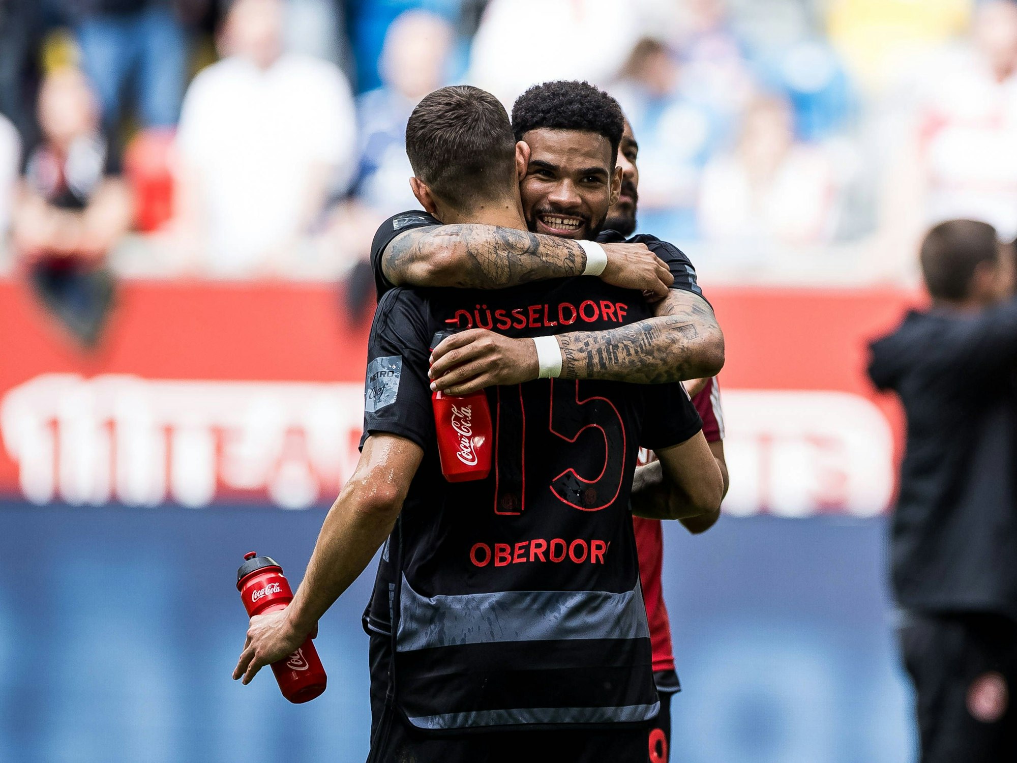 Jamil Siebert und Tim Oberdorf umarmen sich.