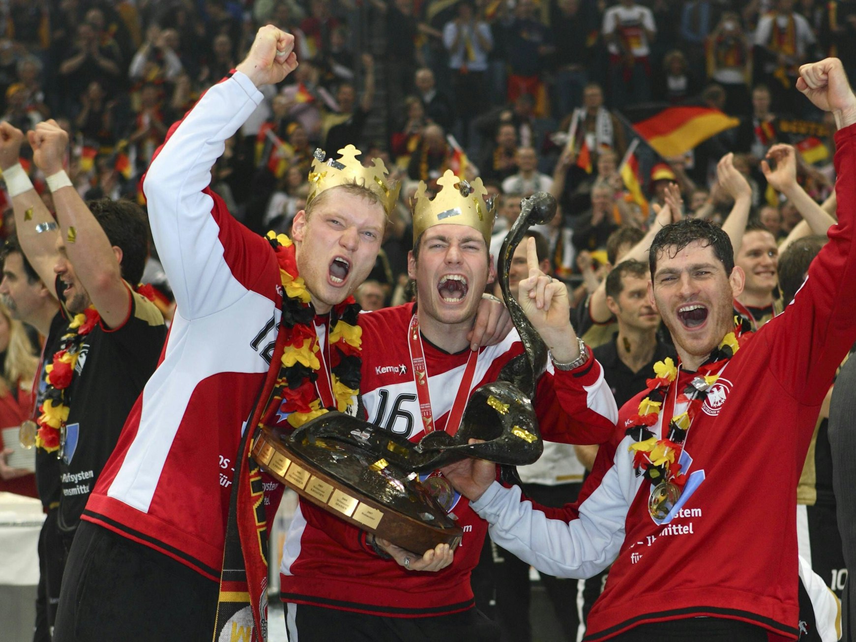 Carsten Lichtlein (Mitte) bejubelt mit seinen Torhüter-Kollegen Henning Fritz (r.) und Johannes Bitter am 4. Februar 2007 den WM-Titel in der Lanxess-Arena.