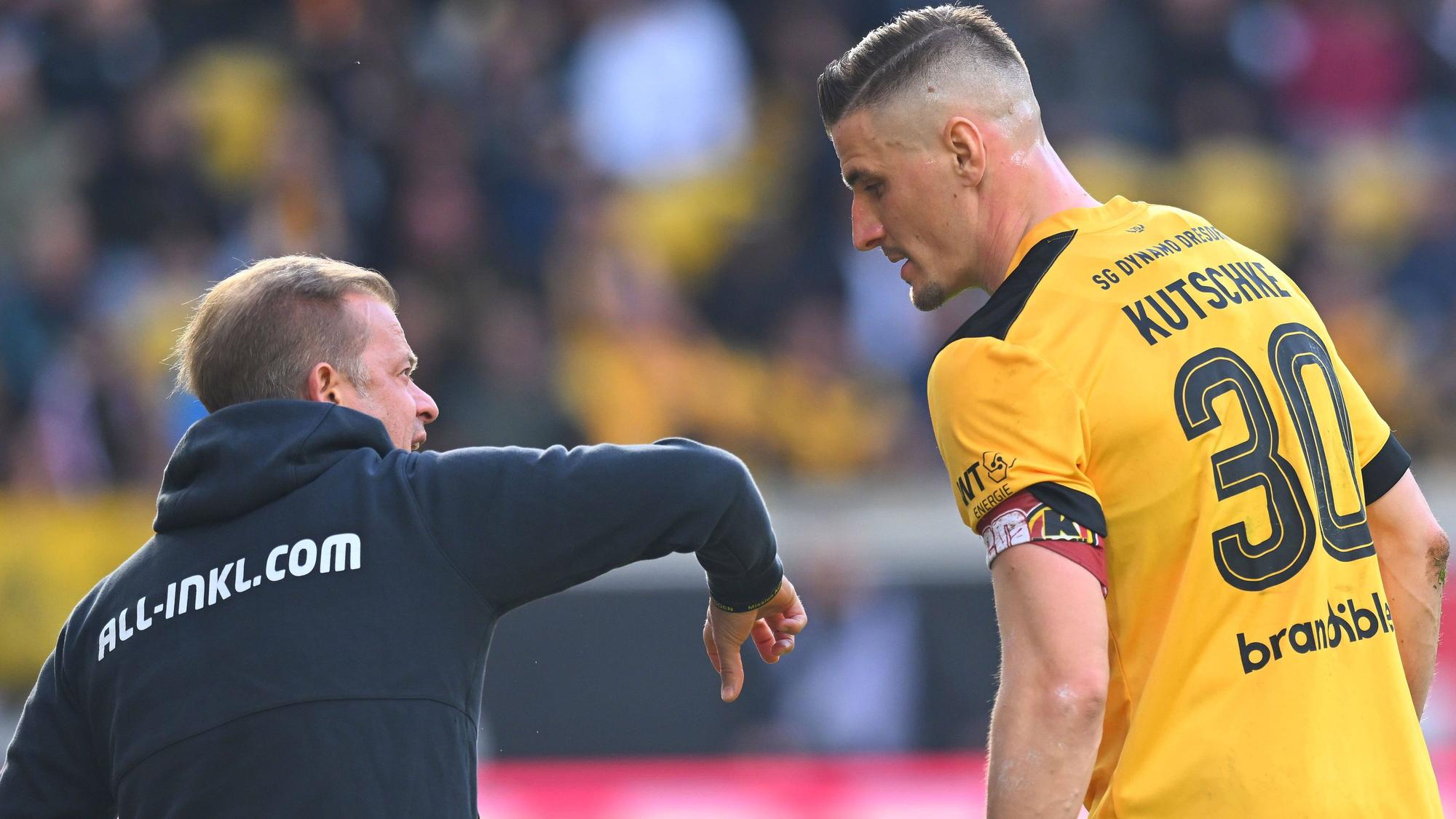 Dresden-Trainer Markus Anfang spricht mit seinem Kapitän Stefan Kutschke.