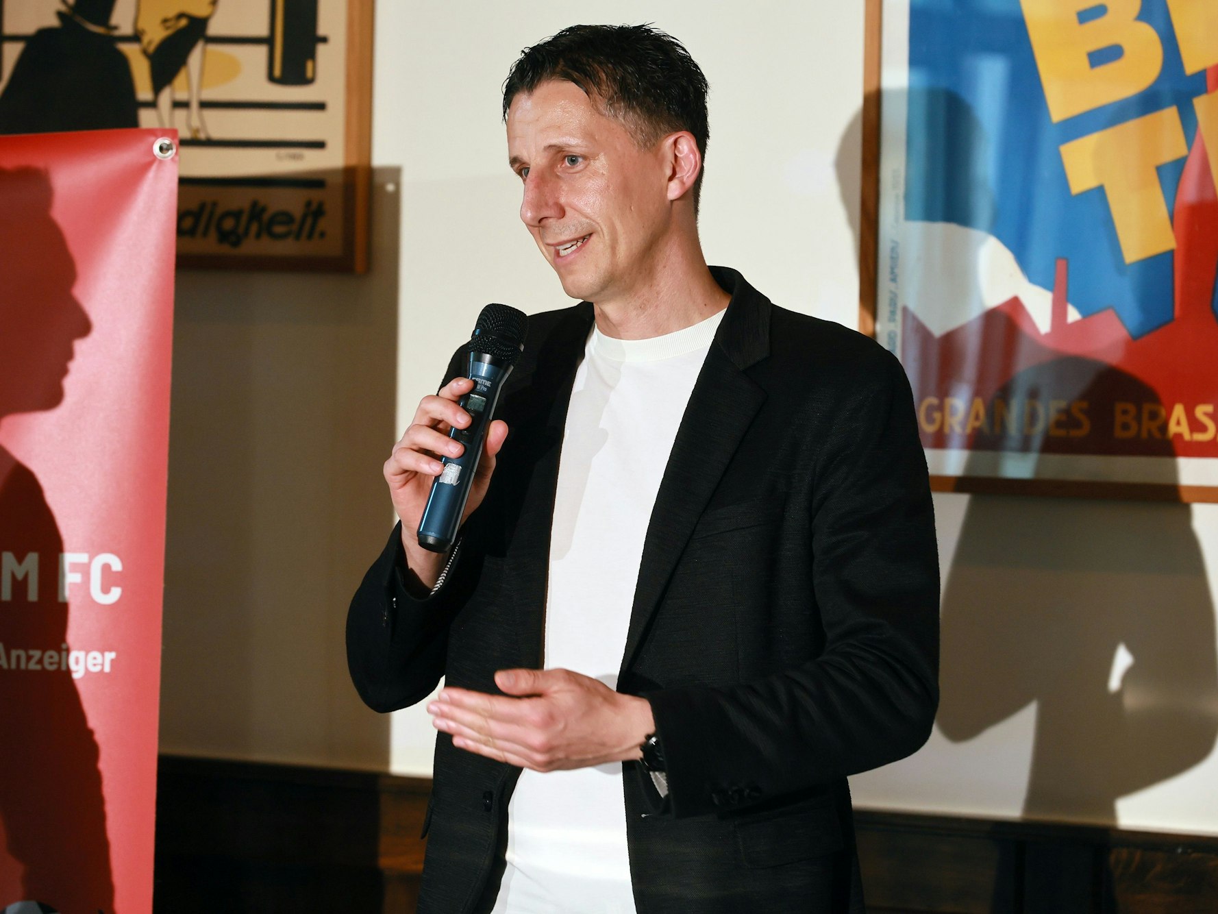 FC-Sportboss Christian Keller spricht bei „E Levve lang – der Talk zum FC“.