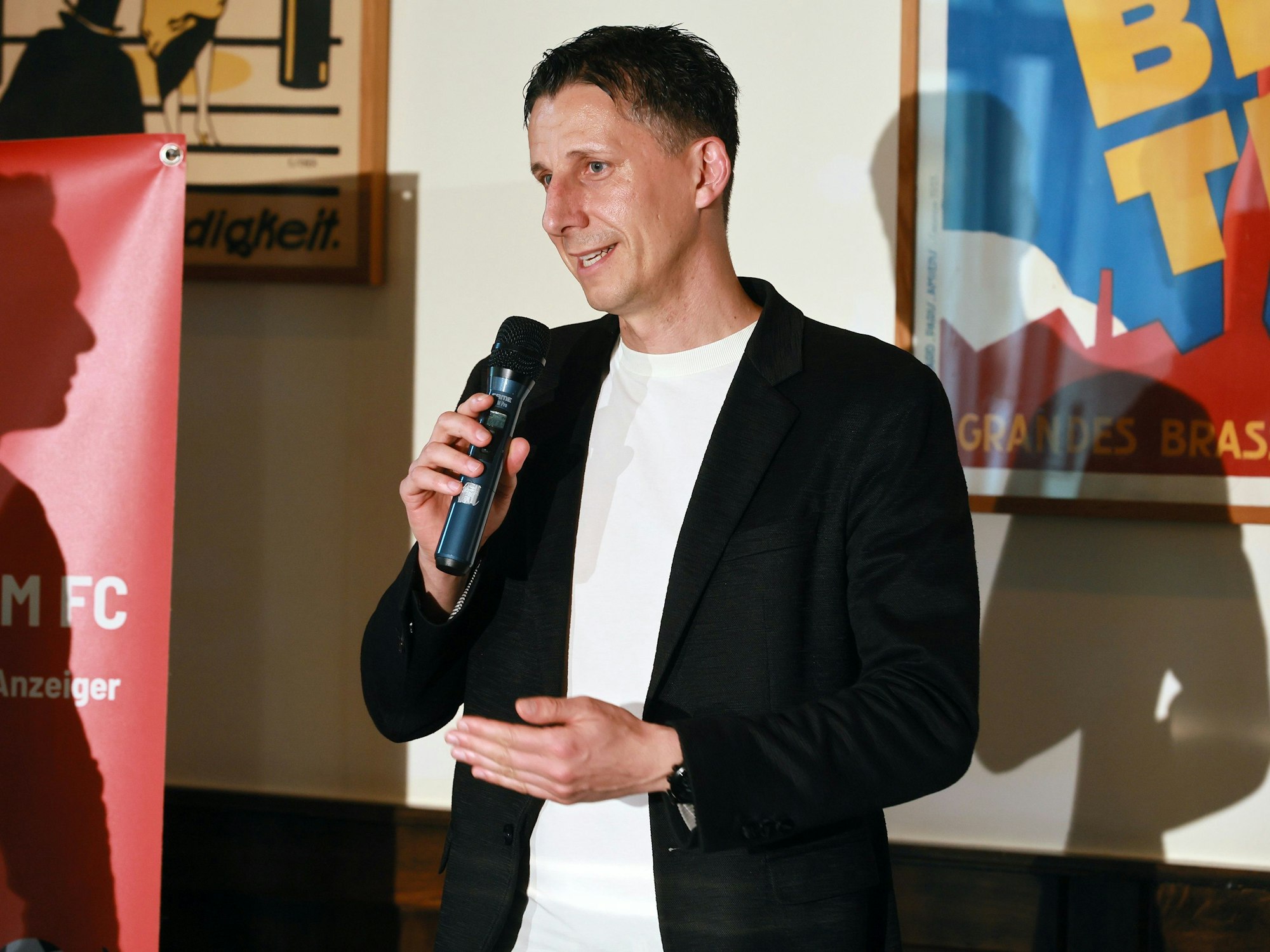 FC-Sportboss Christian Keller spricht bei „E Levve lang – der Talk zum FC“.