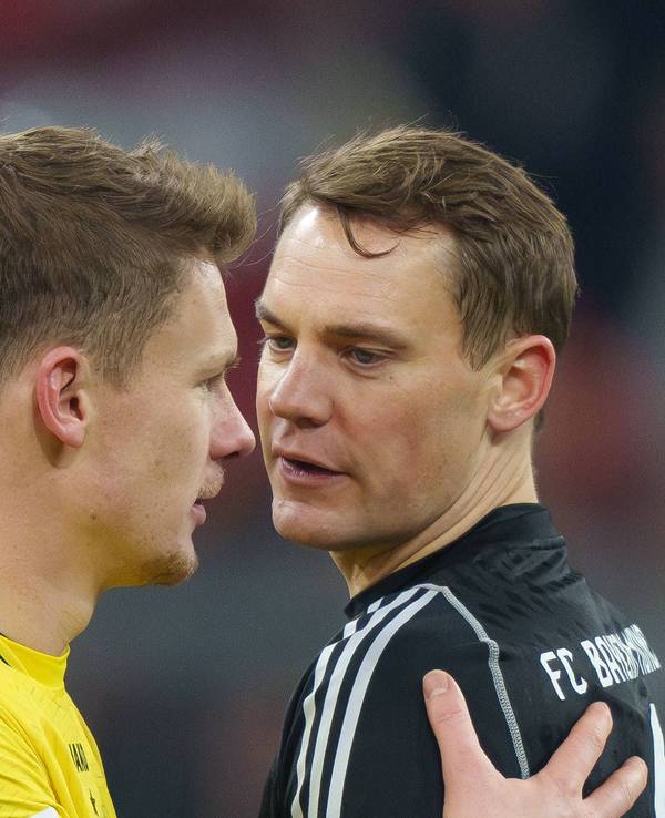 Manuel Neuer nach dem Spiel zwischen Bayern München und dem VfB Stuttgart im Gespräch mit Alexander Nübel.