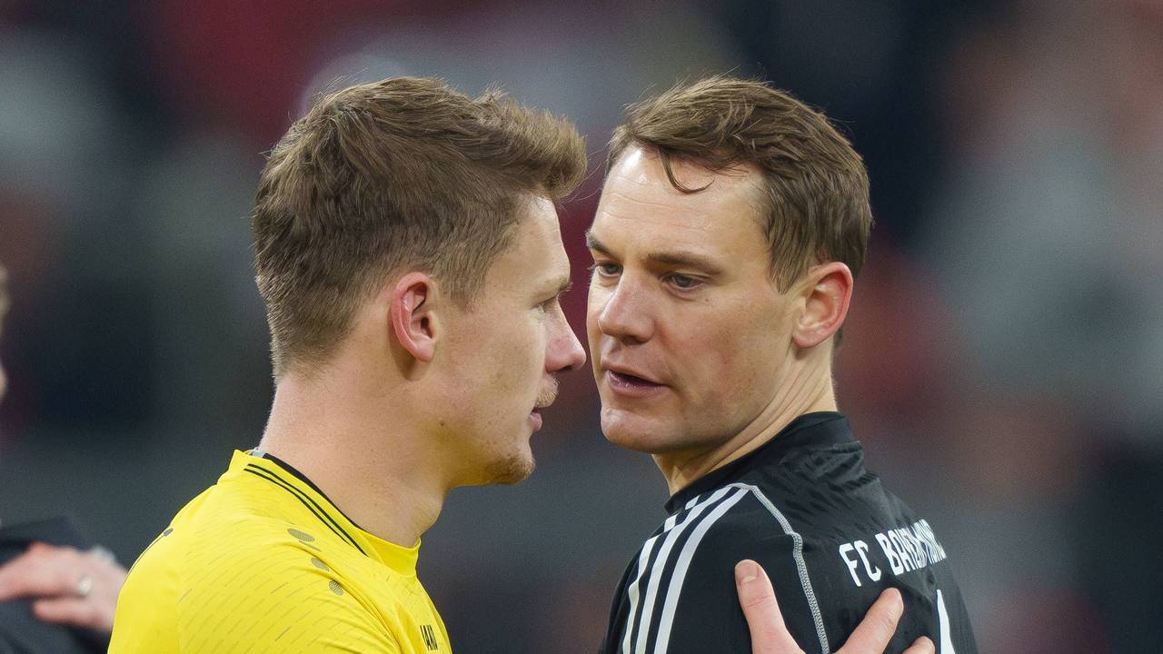 Manuel Neuer nach dem Spiel zwischen Bayern München und dem VfB Stuttgart im Gespräch mit Alexander Nübel.