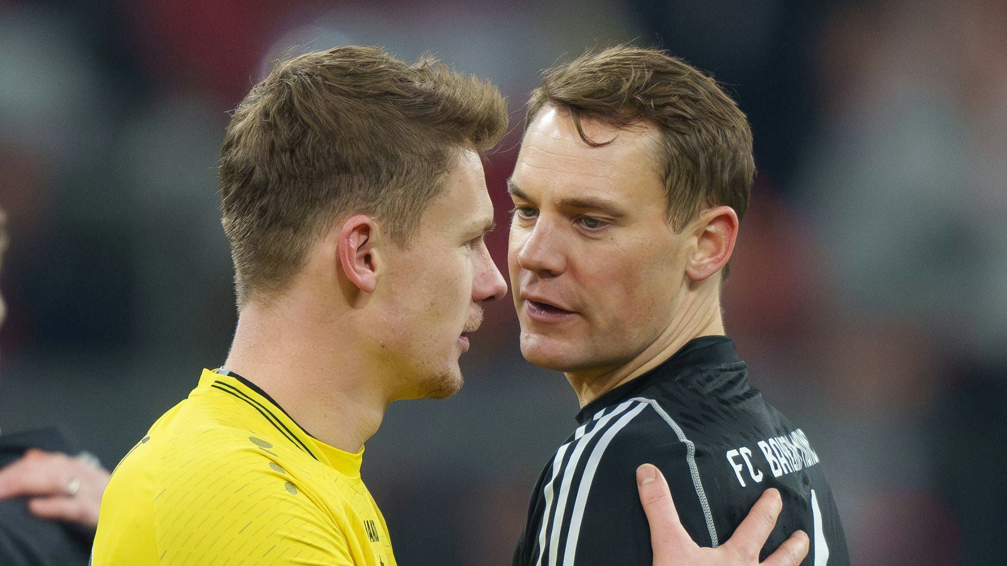 Manuel Neuer nach dem Spiel zwischen Bayern München und dem VfB Stuttgart im Gespräch mit Alexander Nübel.