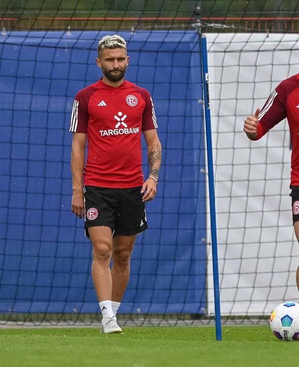 Andre Hoffmann führt den Ball, Nicolas Gavory steht dahinter und sieht zu.