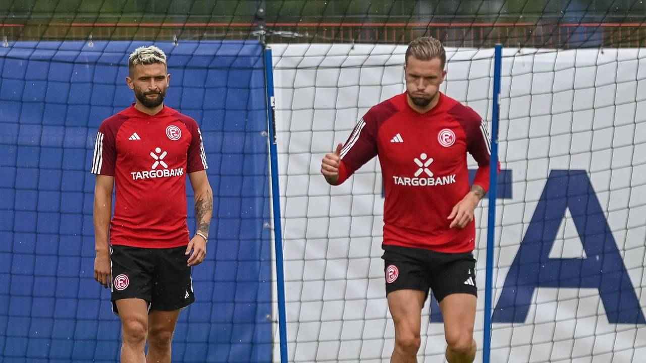 Andre Hoffmann führt den Ball, Nicolas Gavory steht dahinter und sieht zu.