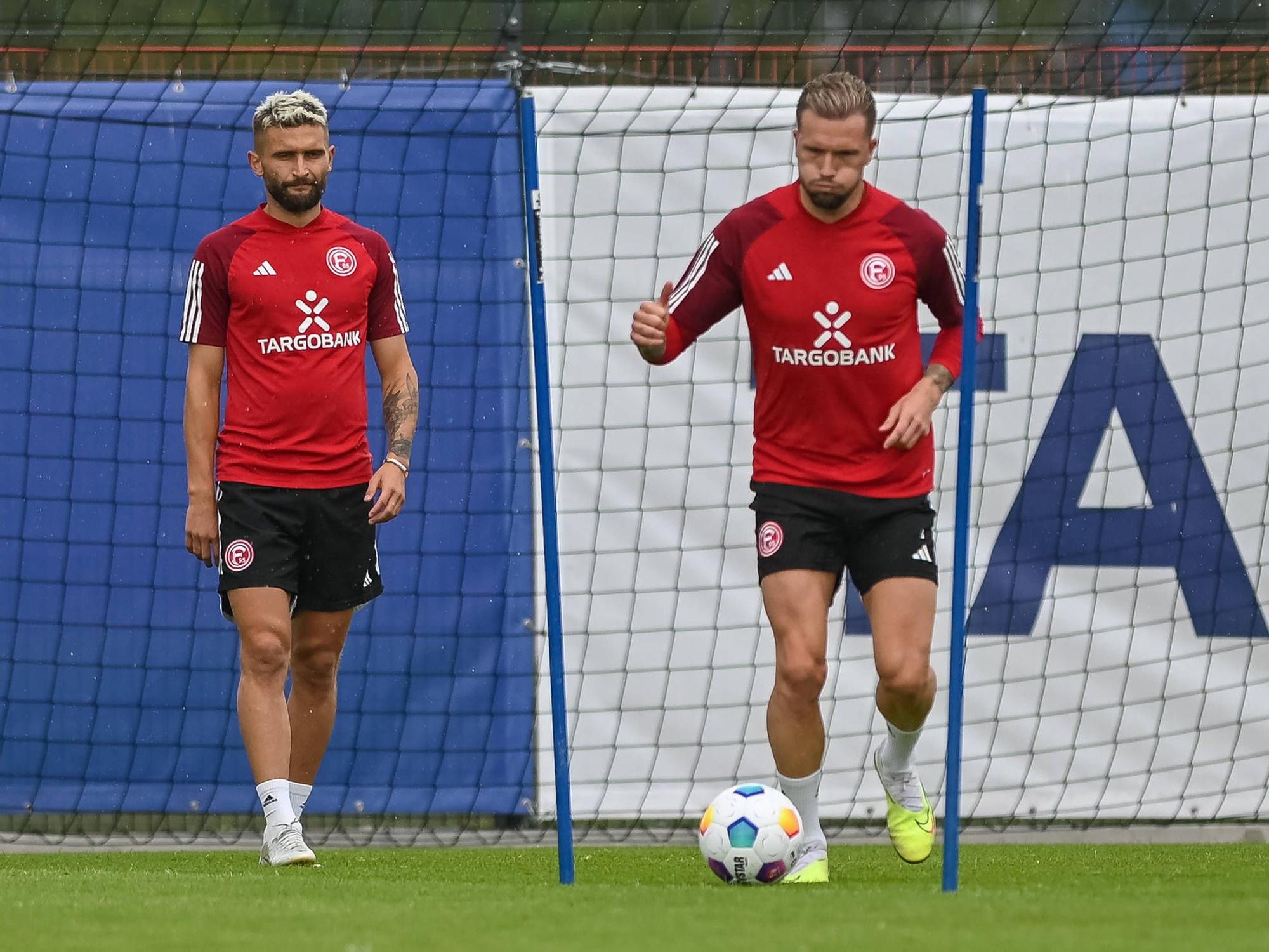 Andre Hoffmann führt den Ball, Nicolas Gavory steht dahinter und sieht zu.