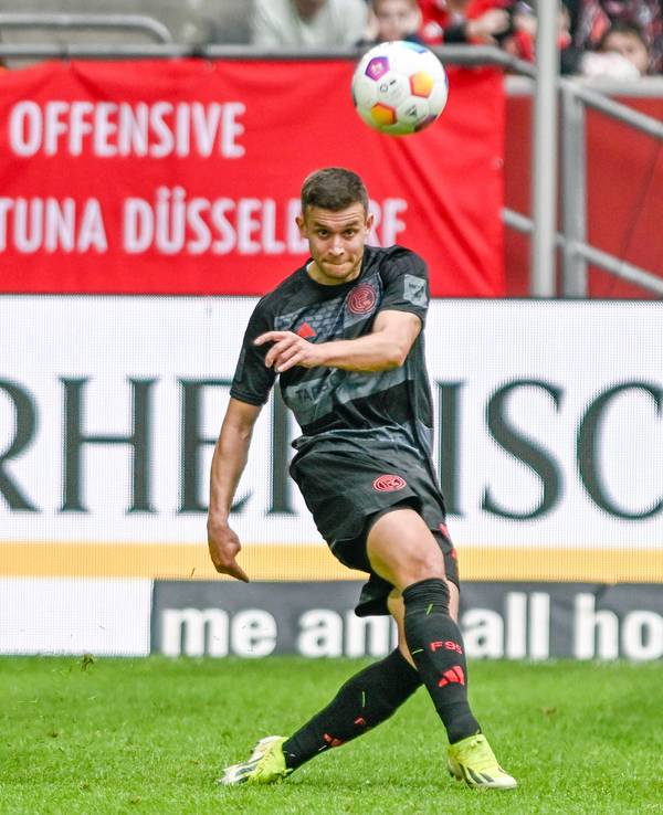 Tim Oberdorf schaut den Ball an.