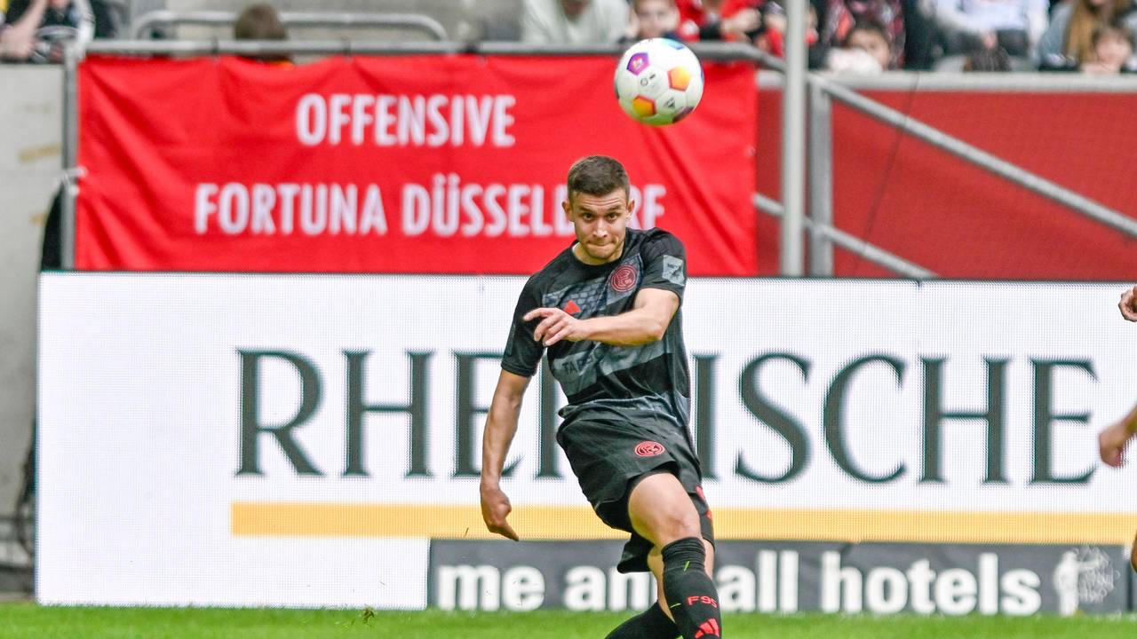 Tim Oberdorf schaut den Ball an.