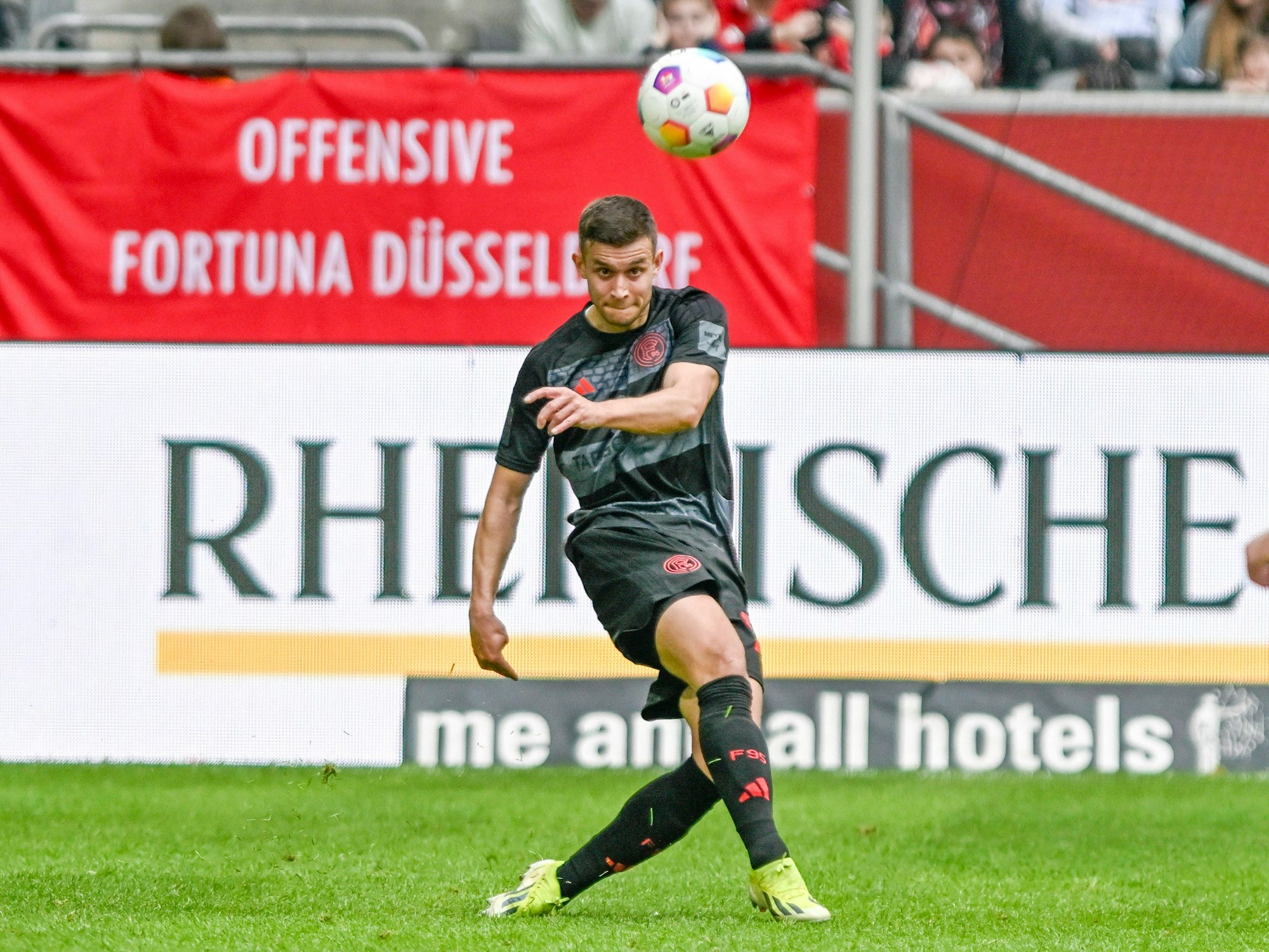 Tim Oberdorf schaut den Ball an.