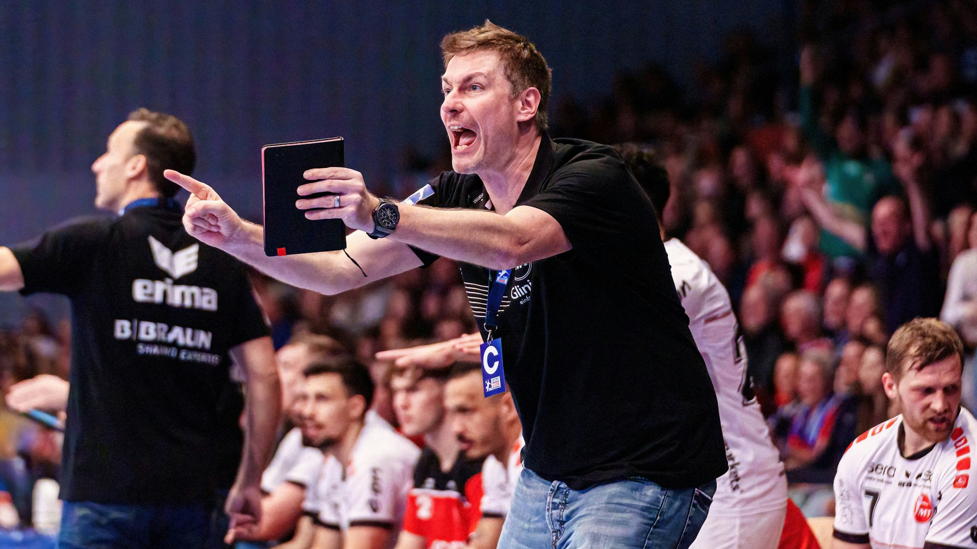 Carsten Lichtlein gestikuliert beim Spiel der MT Melsungen am Spielfeldrand.