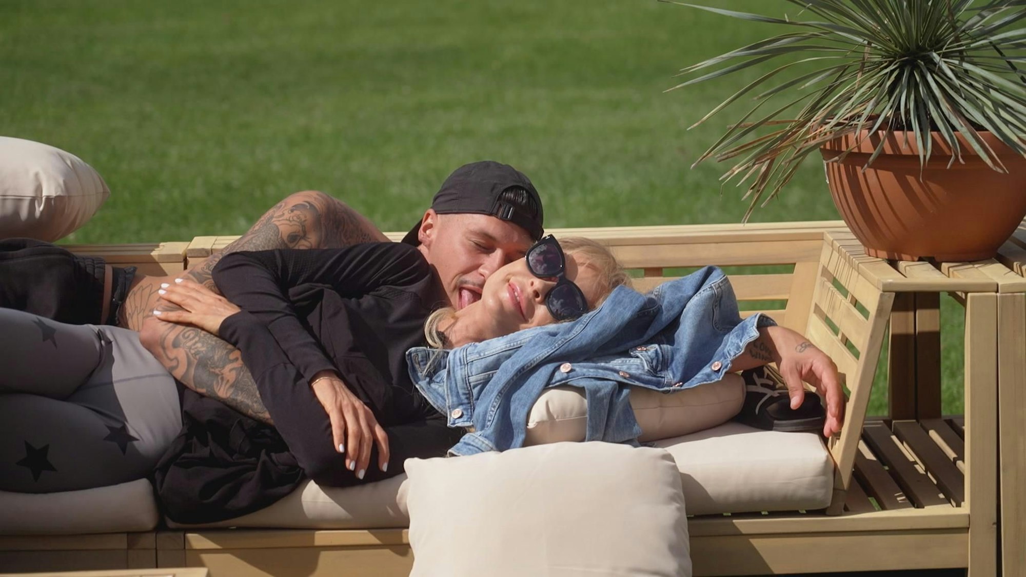 Yasin Mohamed leckt Jenny Elvers den Hals ab.