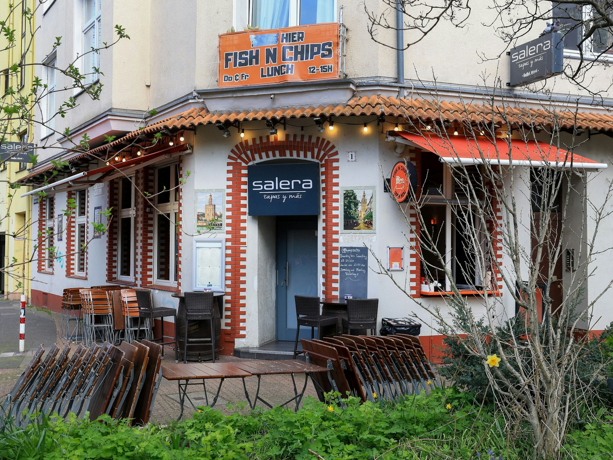 Das Restaurant Salera Tapas von außen.