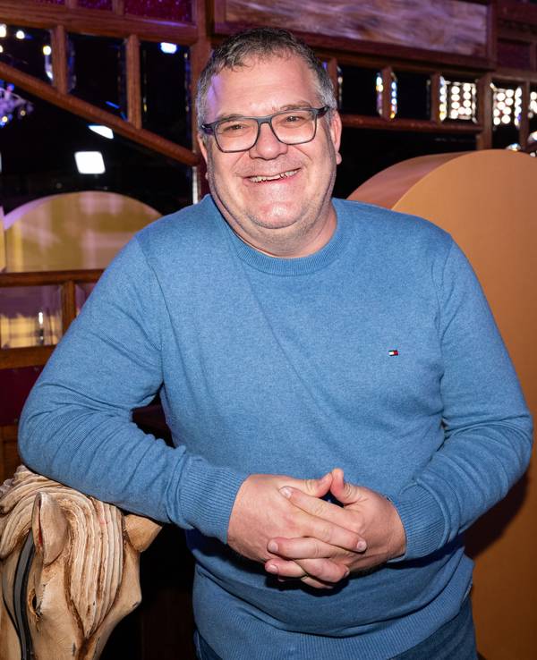 Elton lächelt in die Kamera.